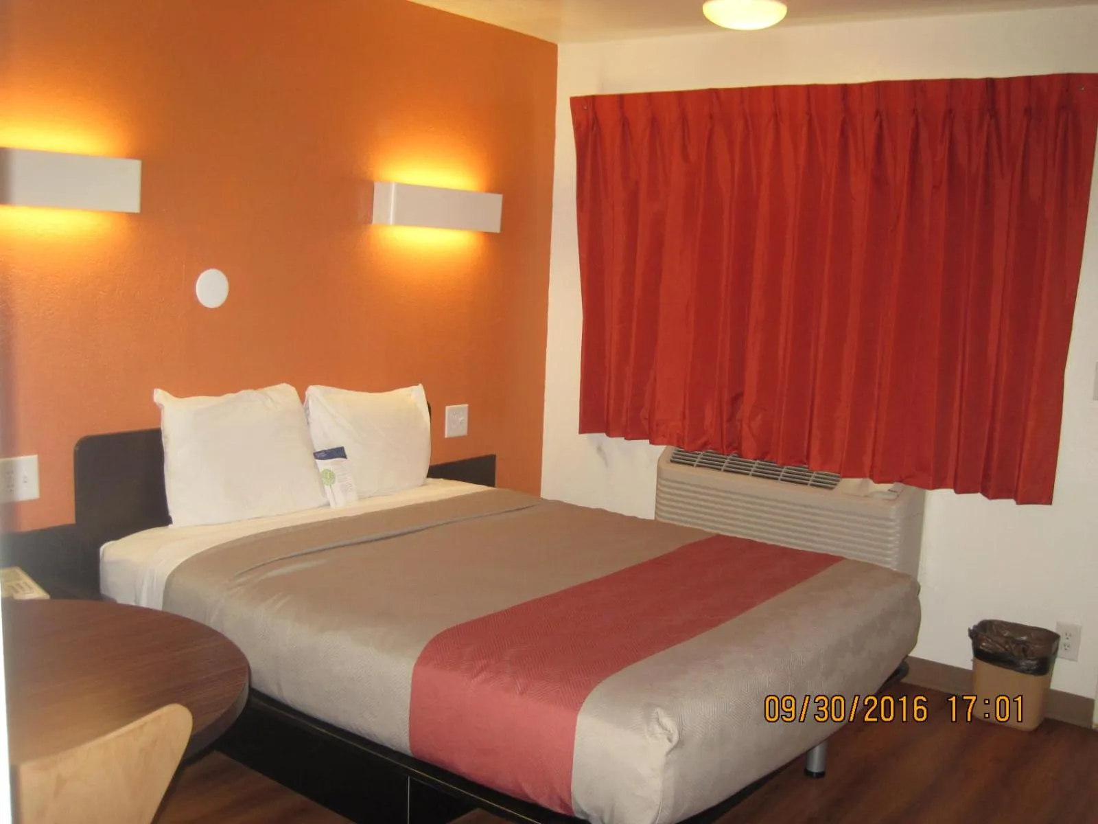 Photo of the whole room, Bed in Motel 6-Bessemer, AL - Birmingham