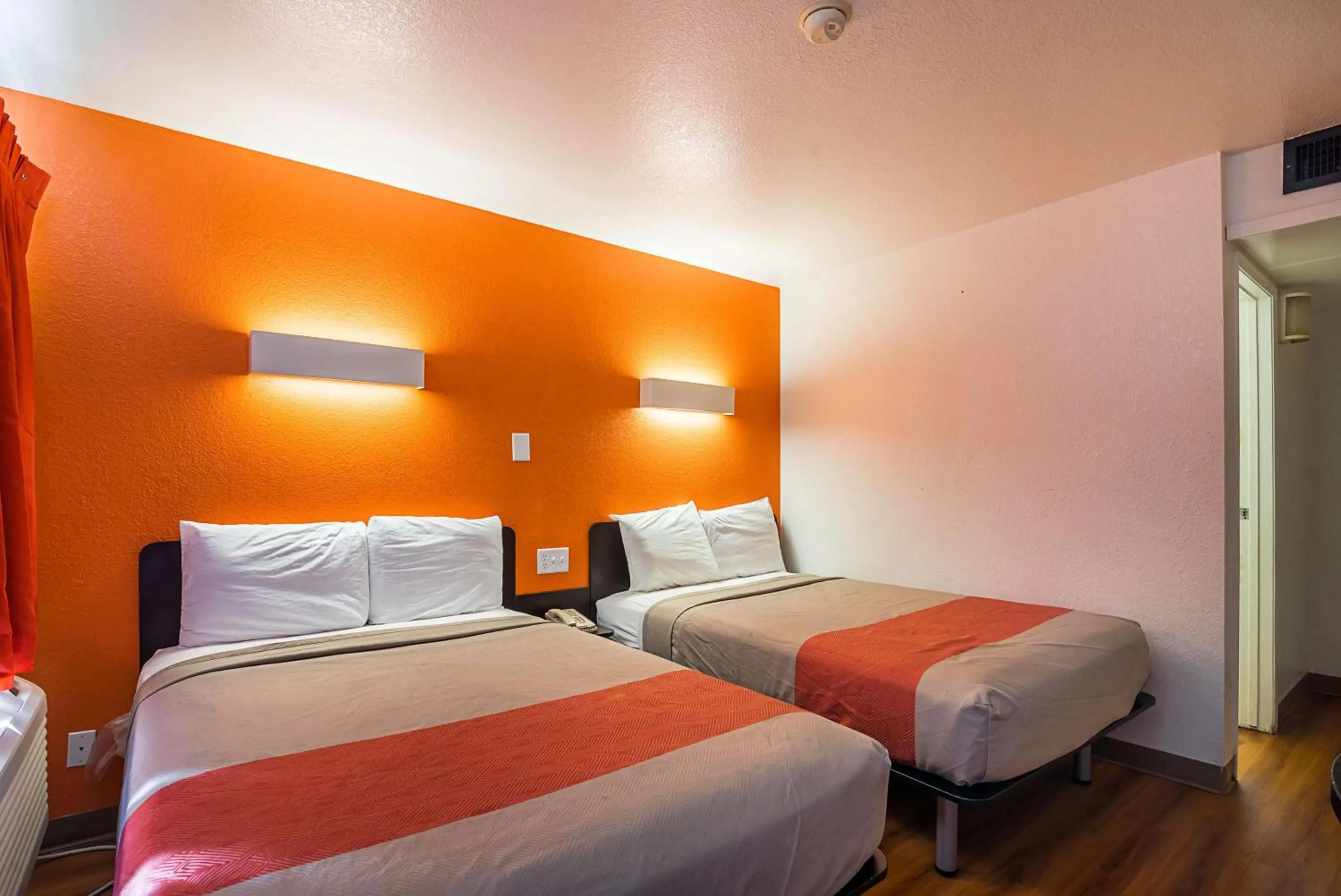 Photo of the whole room, Bed in Motel 6-Bessemer, AL - Birmingham