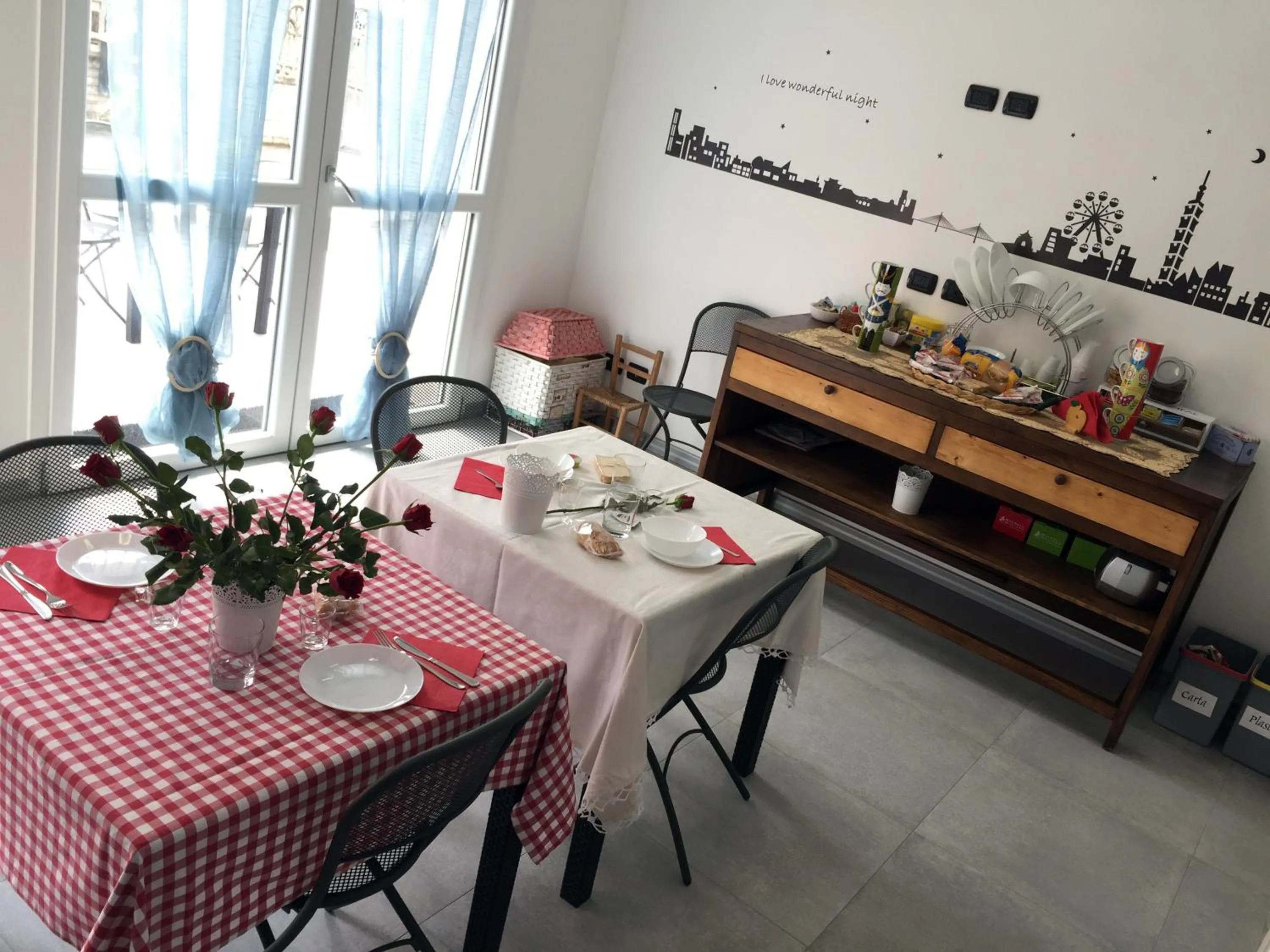 Dining area in B&B Honey Rooms