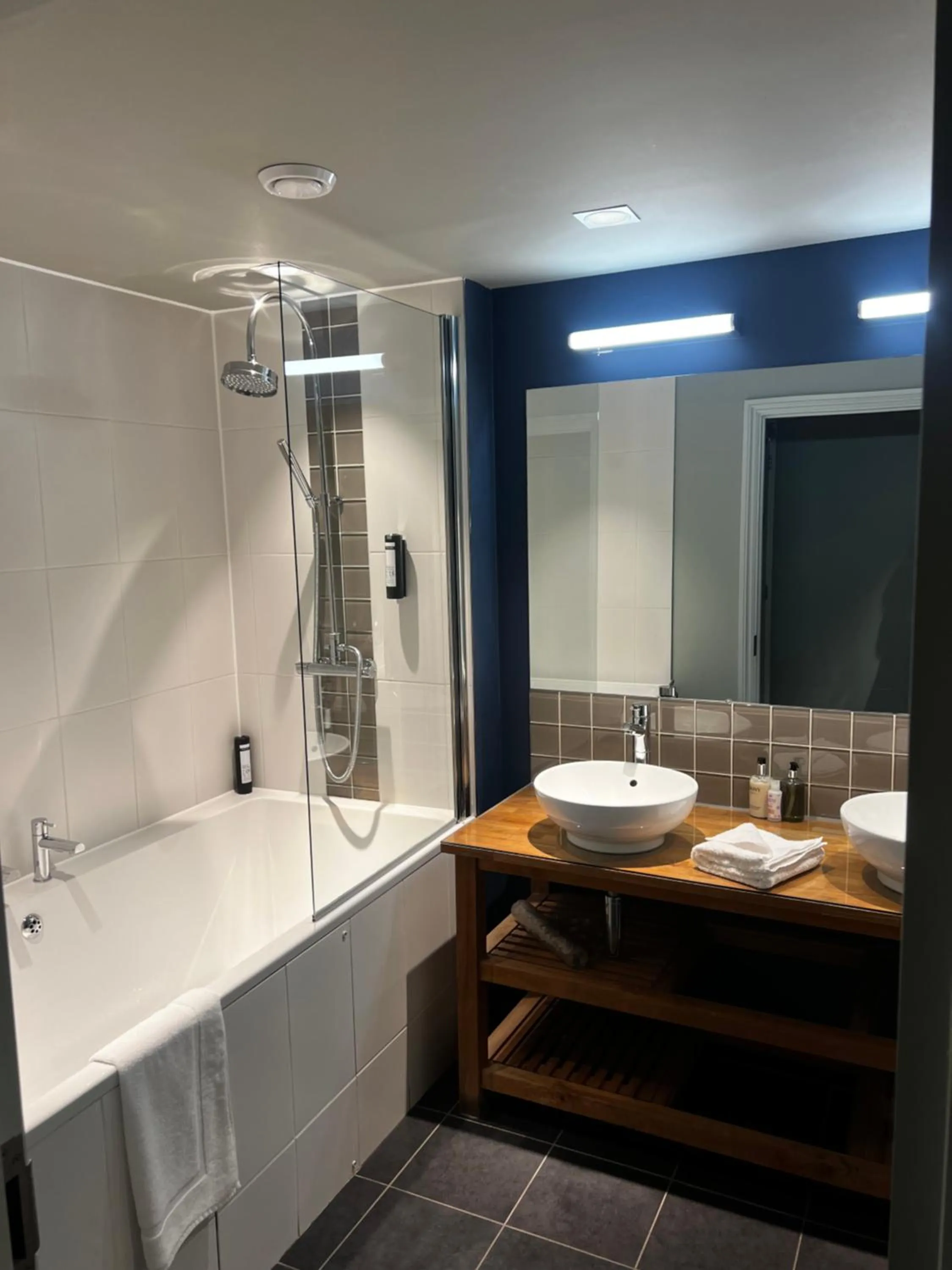 Shower in The Marquis of Granby