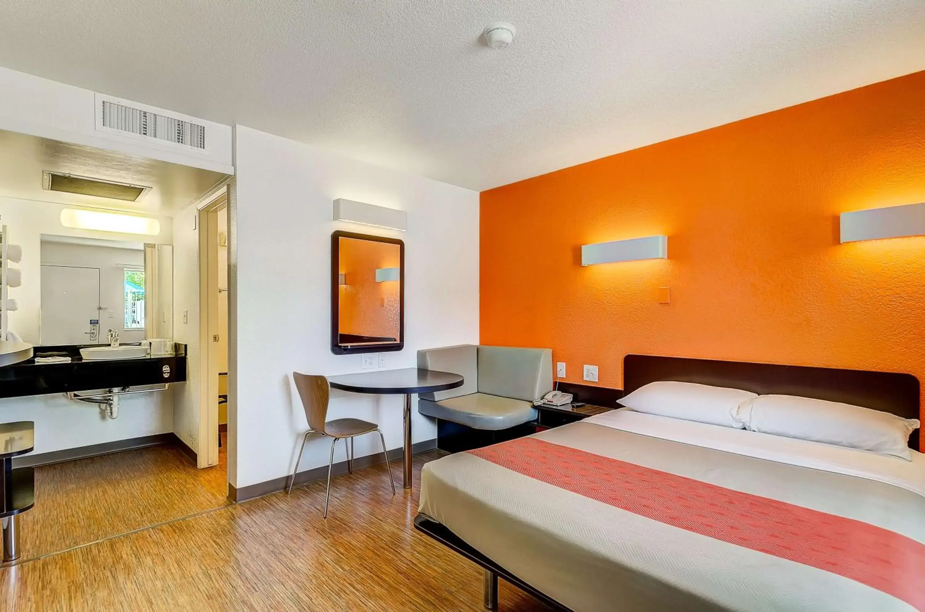 Queen Room - Disability Access in Motel 6 Thornton Queen Room - Disability Access in Motel 6 Thornton