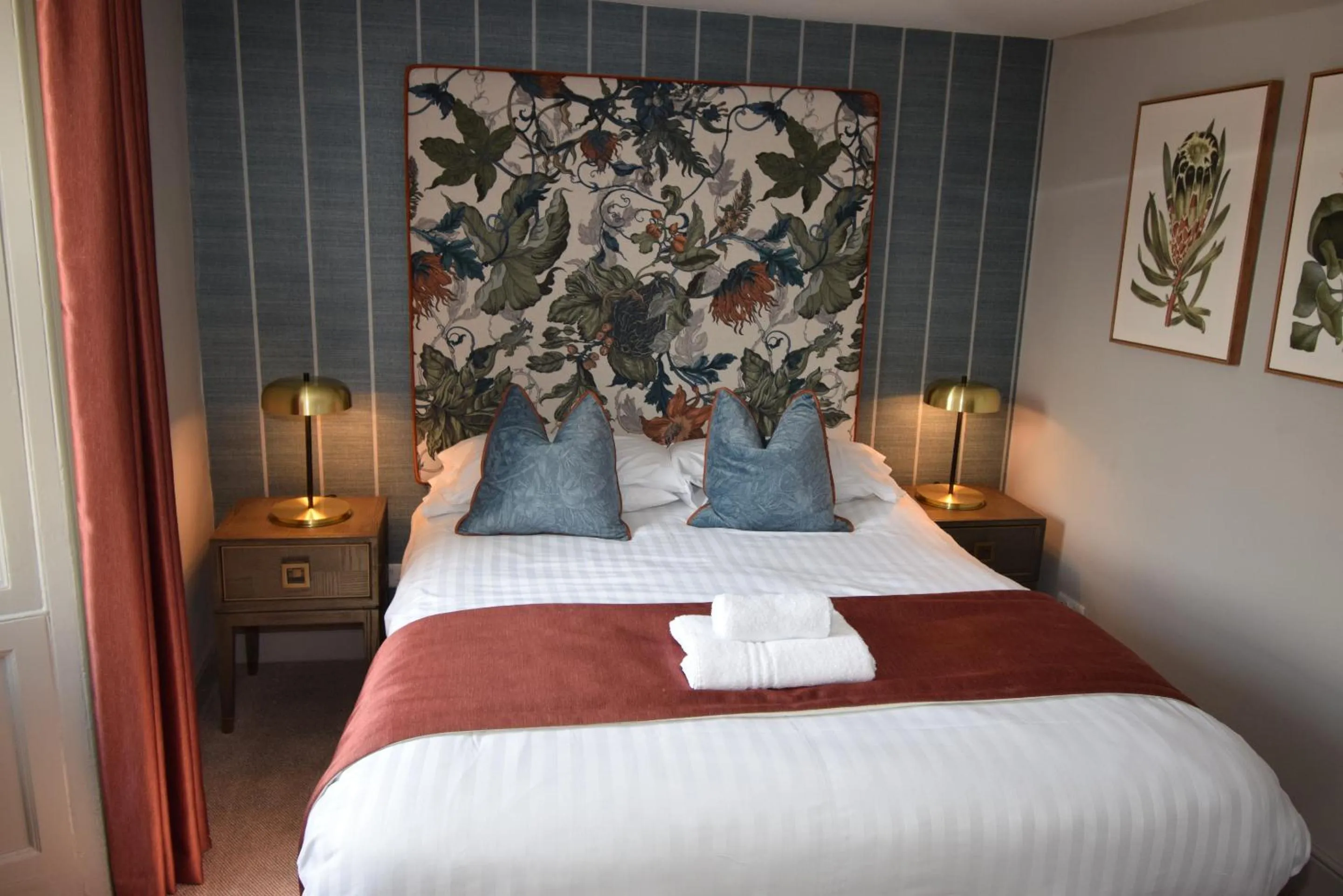 Bedroom, Bed in Elphinstone Hotel