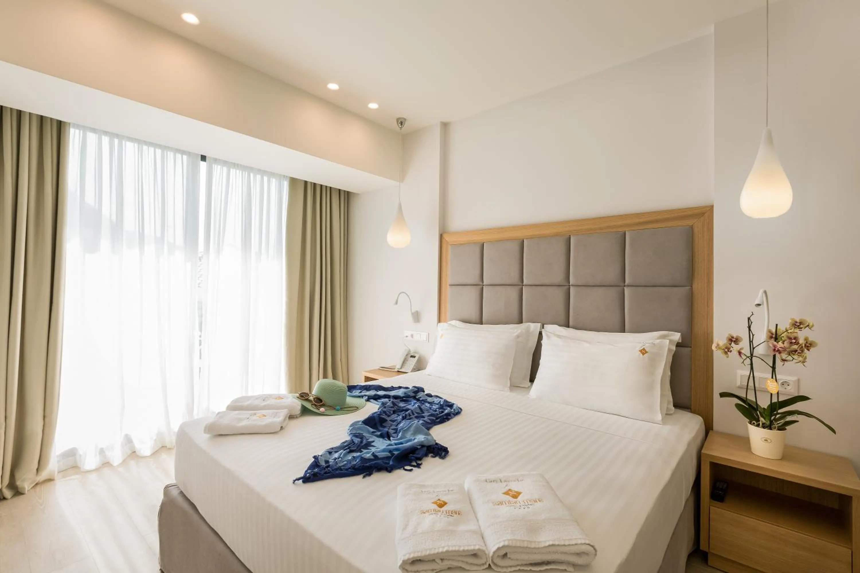 Bedroom, Bed in Samian Mare Hotel, Suites & Spa