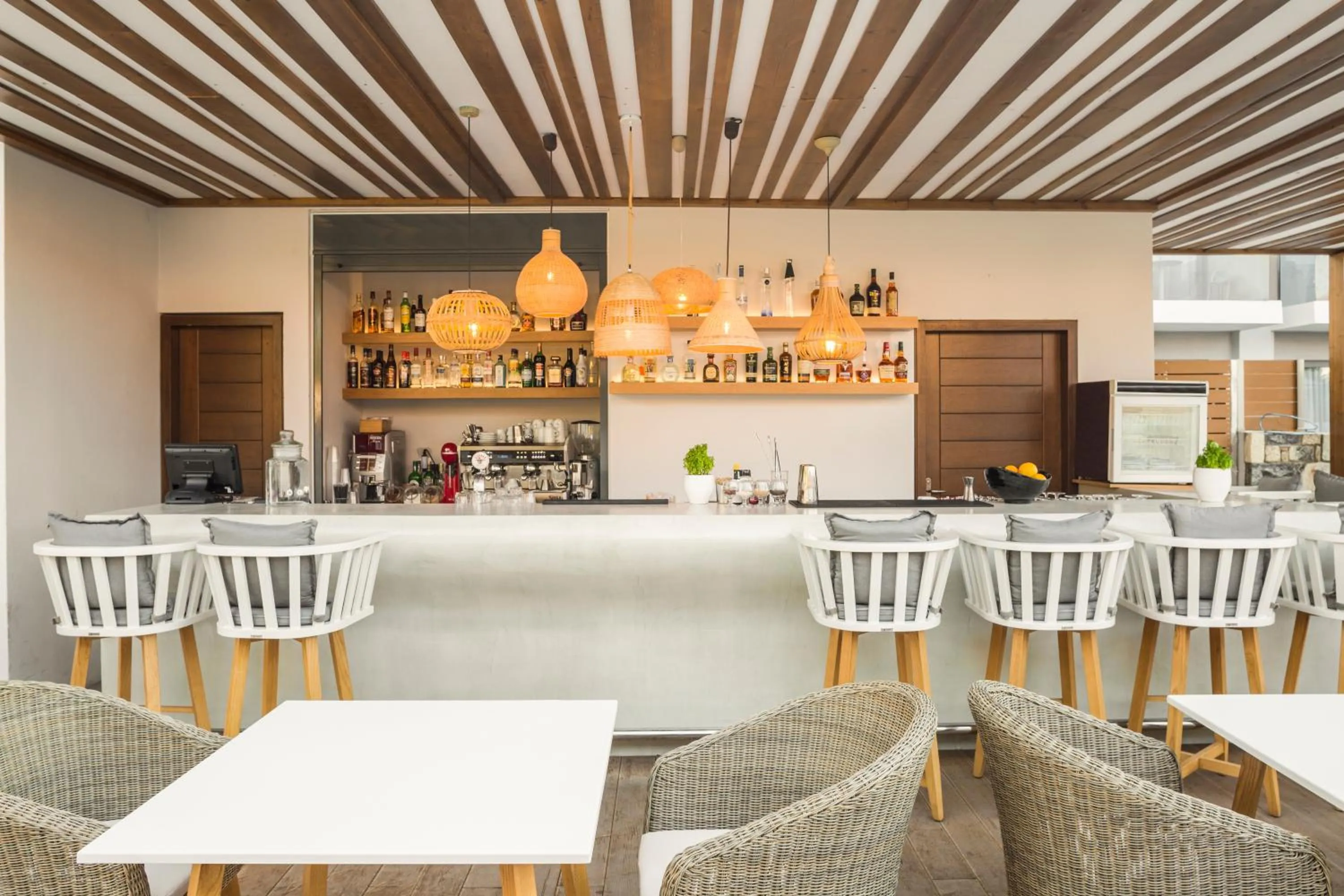 Lounge or bar in Samian Mare Hotel, Suites & Spa