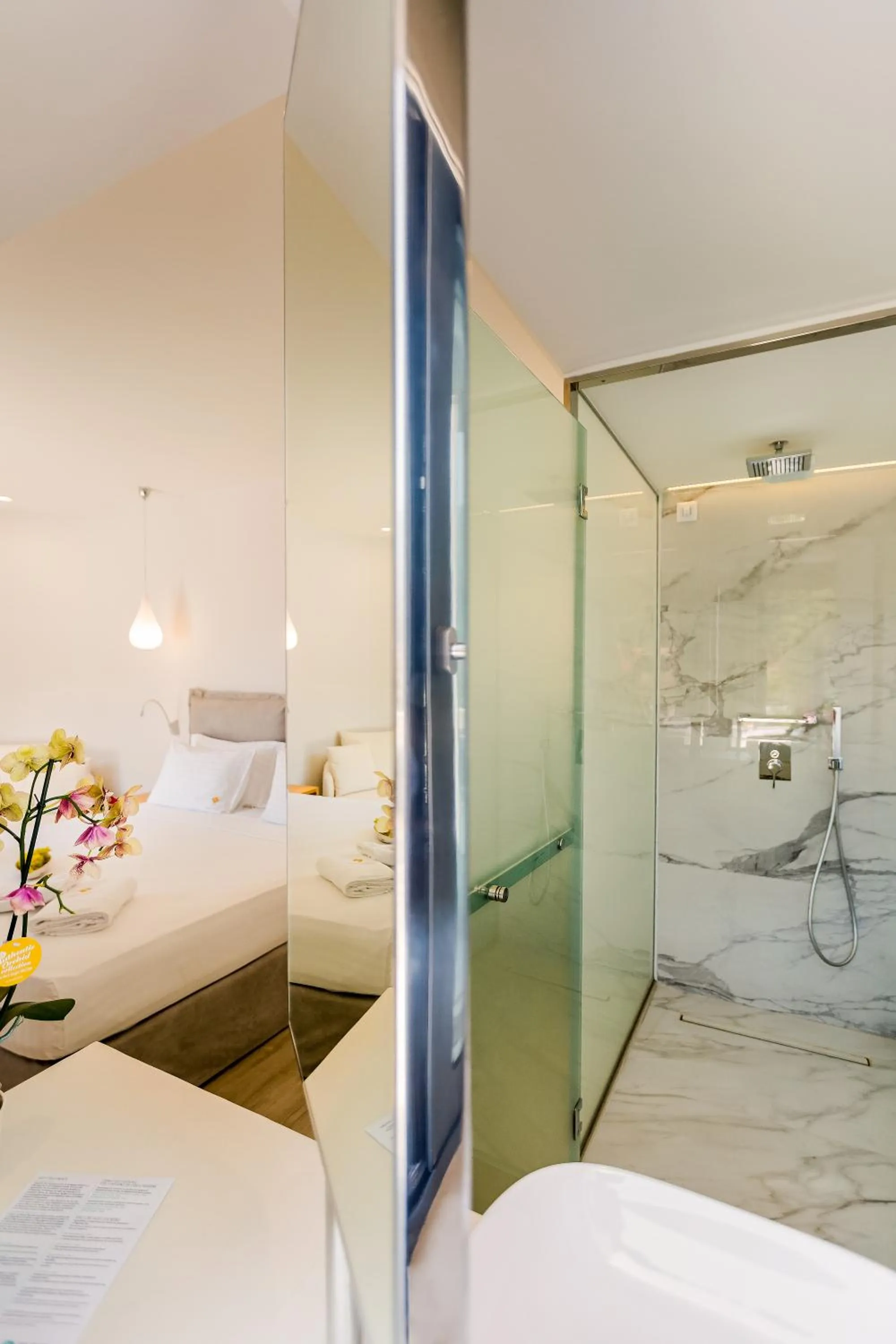 Shower, Bed in Samian Mare Hotel, Suites & Spa