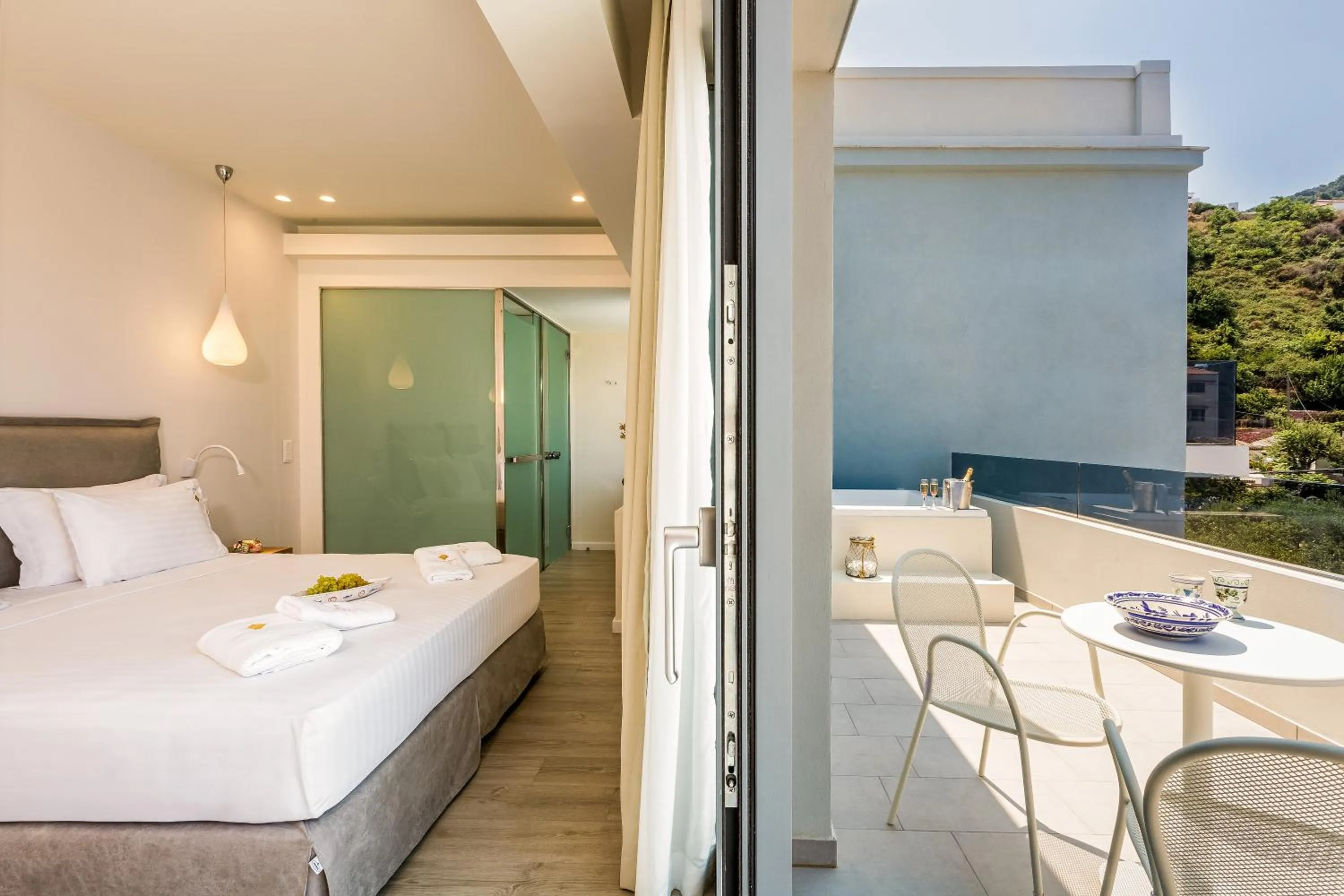 Shower, Bed in Samian Mare Hotel, Suites & Spa