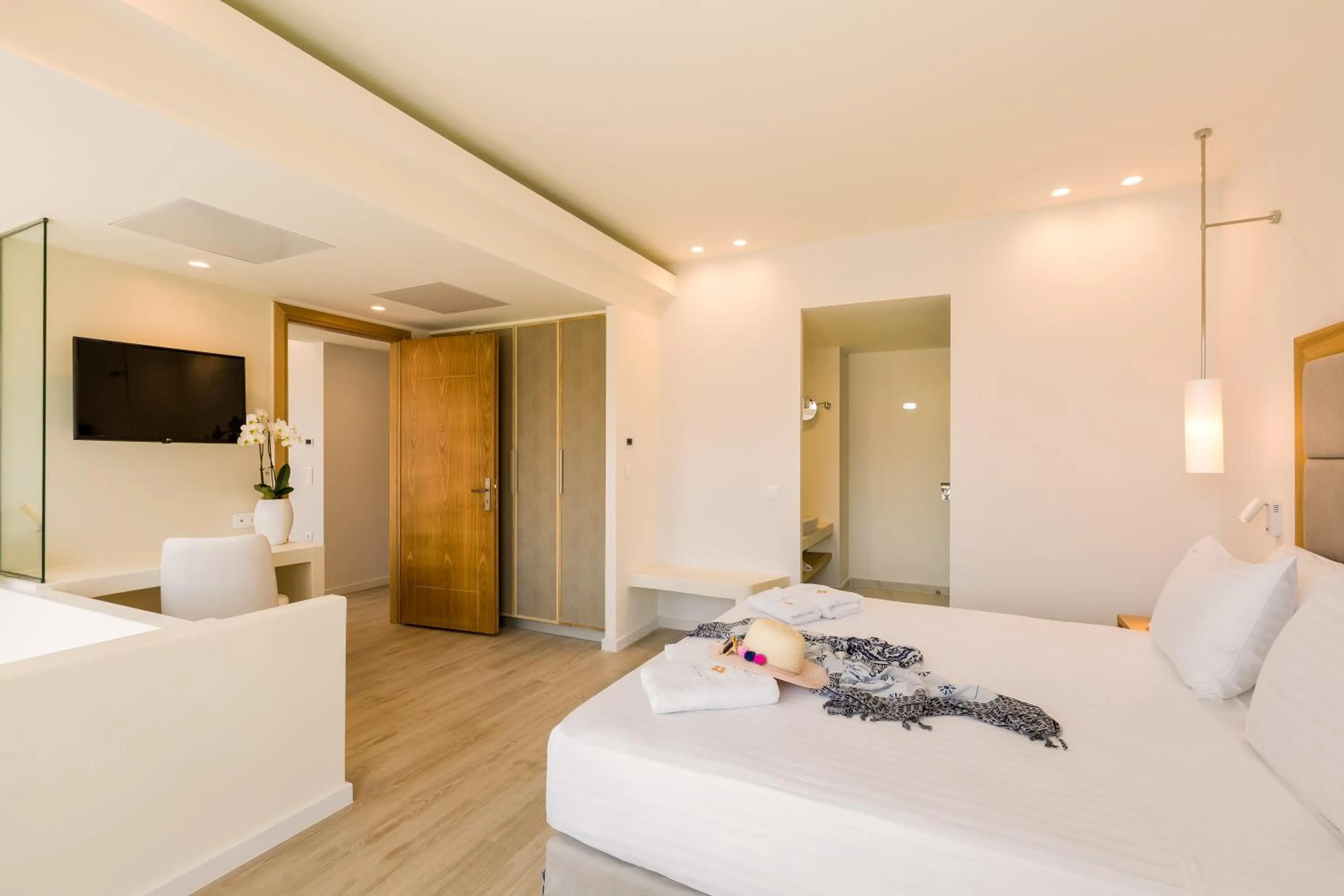 Bathroom, Bed in Samian Mare Hotel, Suites & Spa