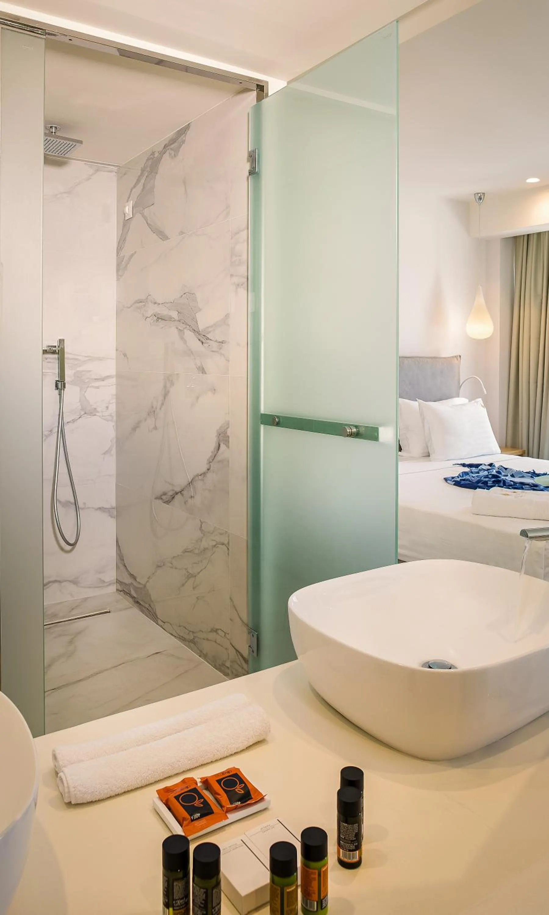 Shower, Bed in Samian Mare Hotel, Suites & Spa