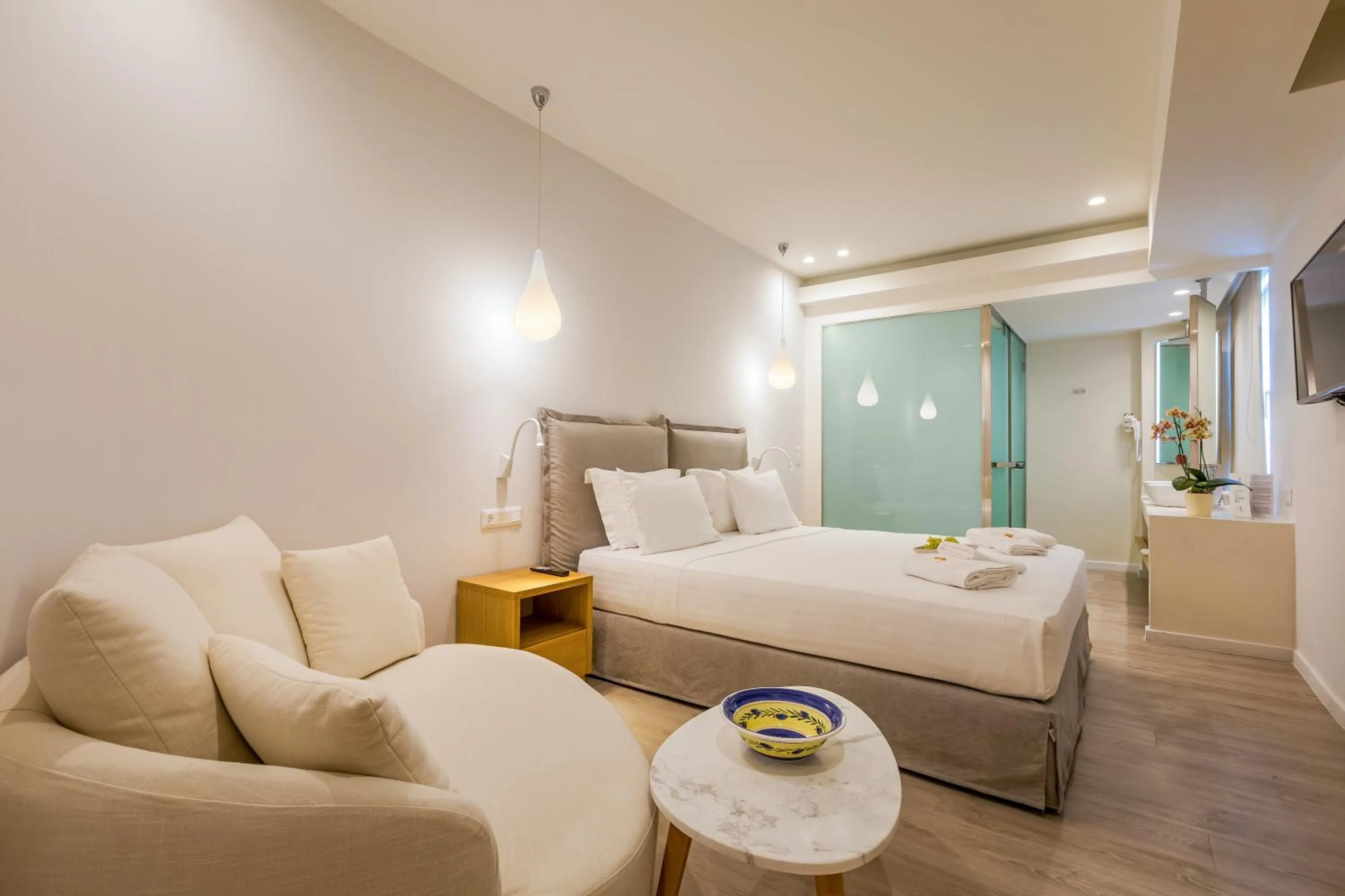 Shower, Bed in Samian Mare Hotel, Suites & Spa