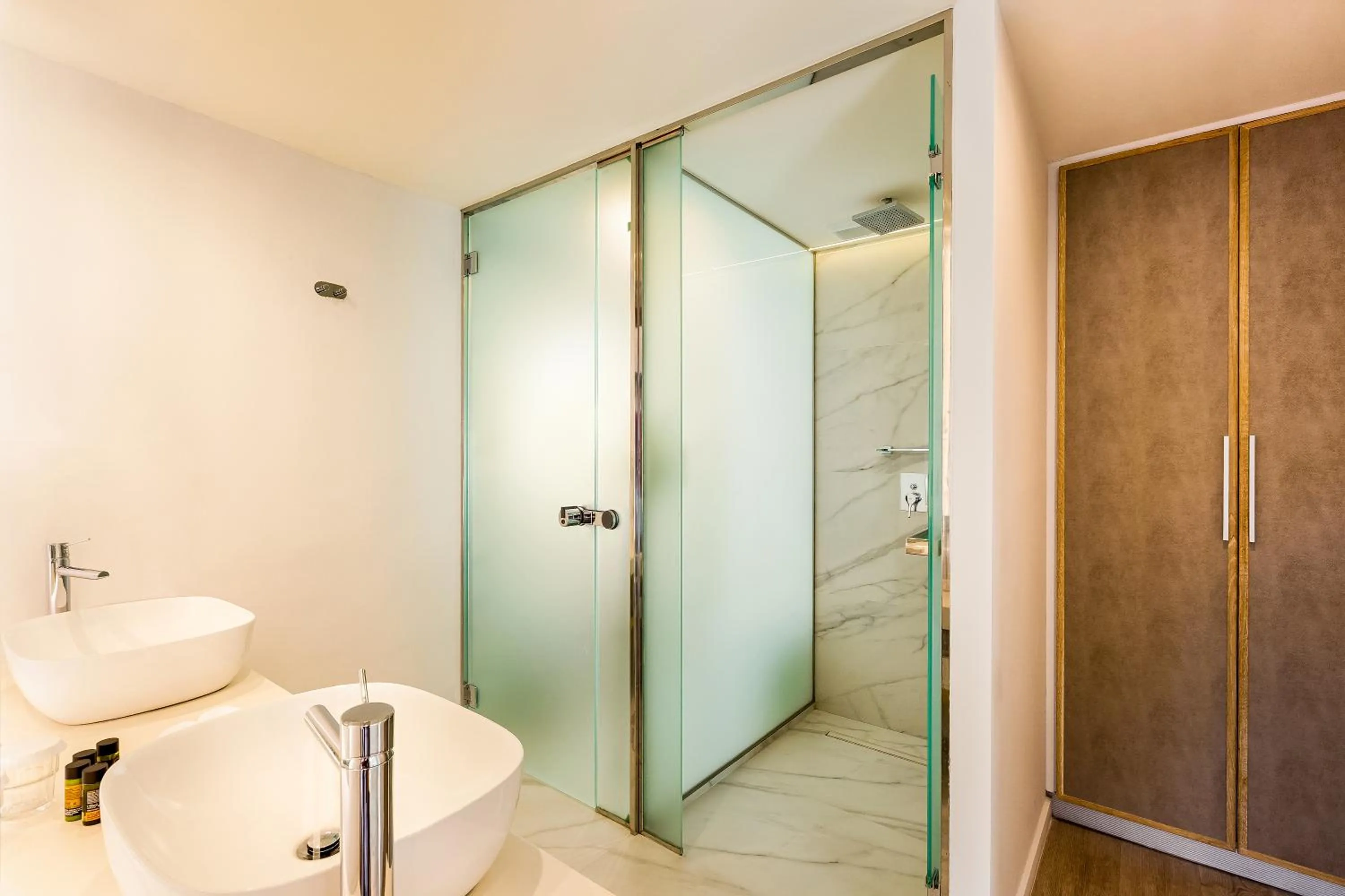 Shower in Samian Mare Hotel, Suites & Spa