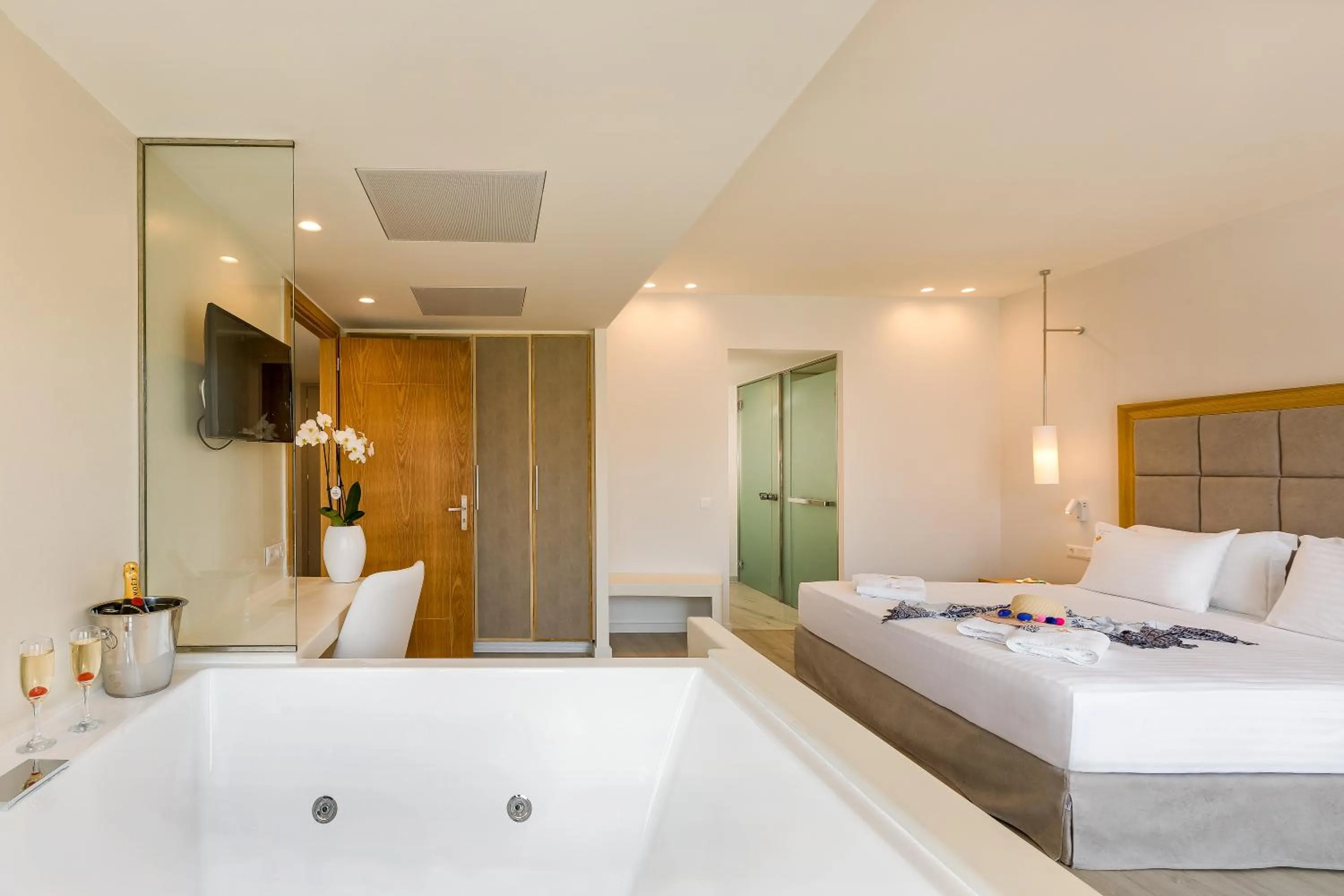 Hot Tub, Bed in Samian Mare Hotel, Suites & Spa