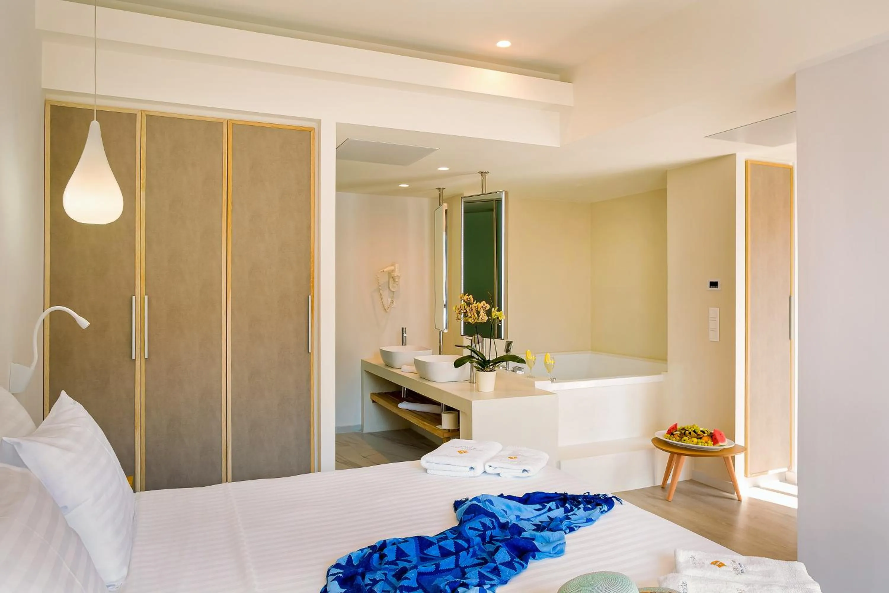 Hot Tub, Bed in Samian Mare Hotel, Suites & Spa