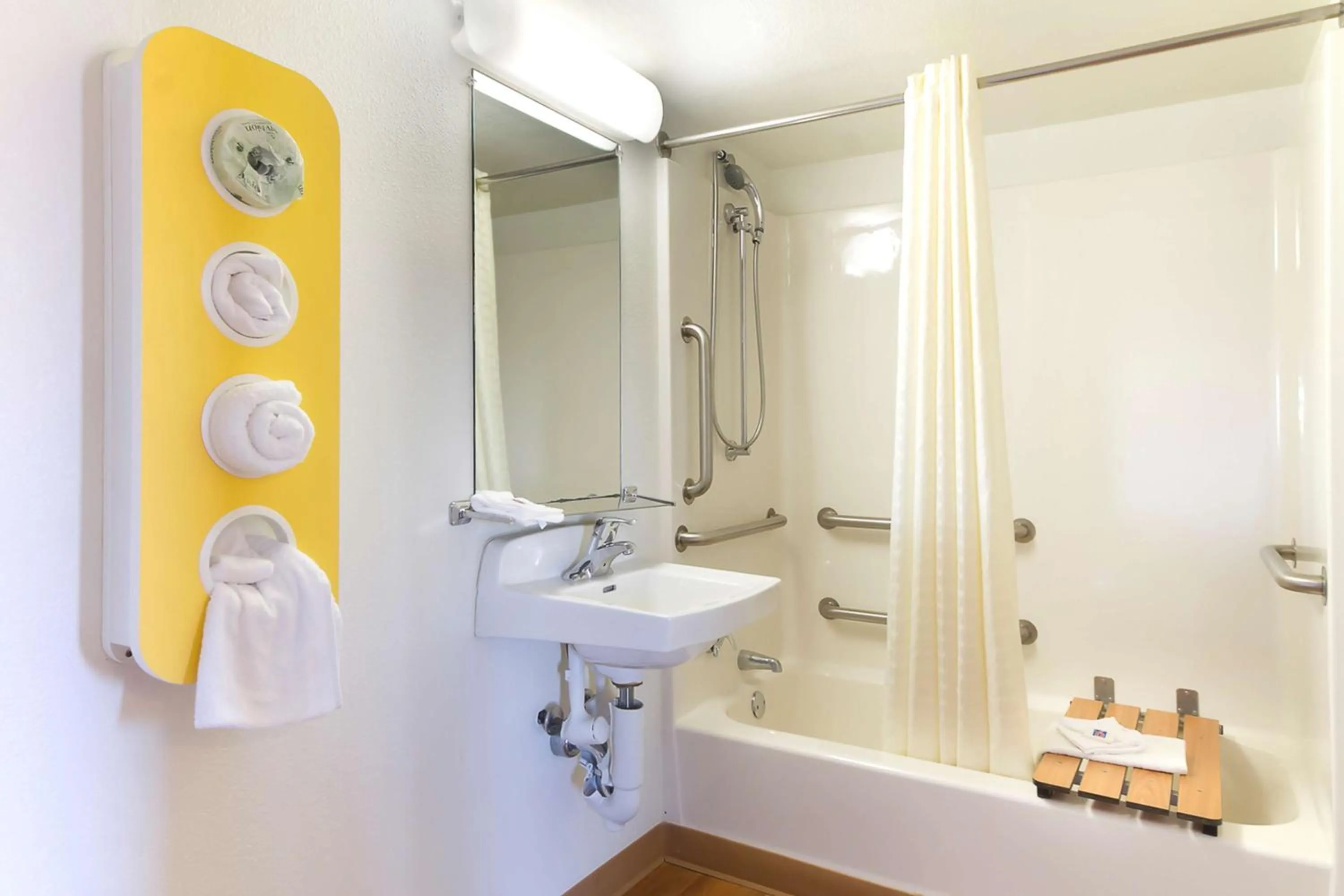 Photo of the whole room in Motel 6 Capitol Heights, MD - Washington