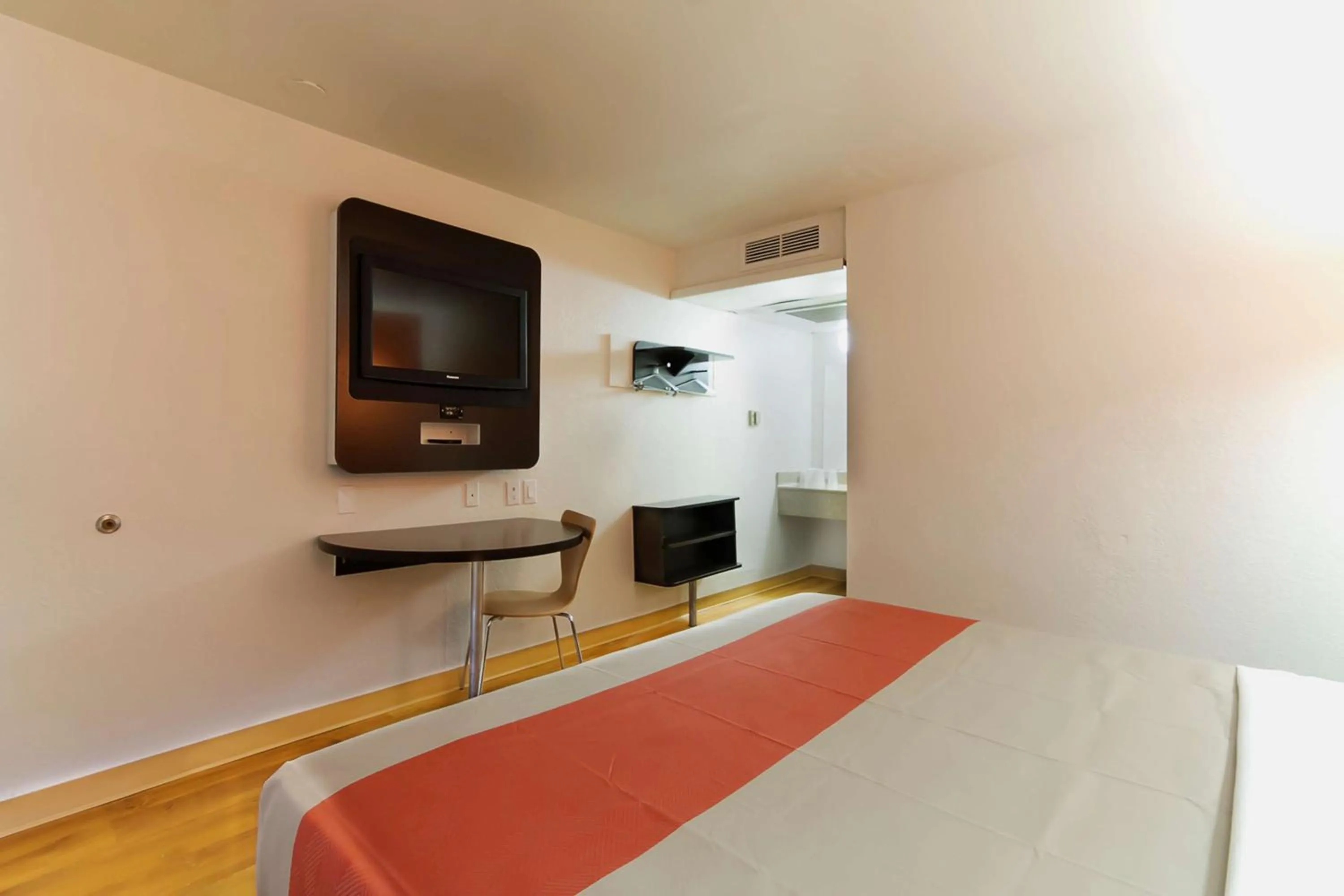 Photo of the whole room, Bed in Motel 6 Capitol Heights, MD - Washington