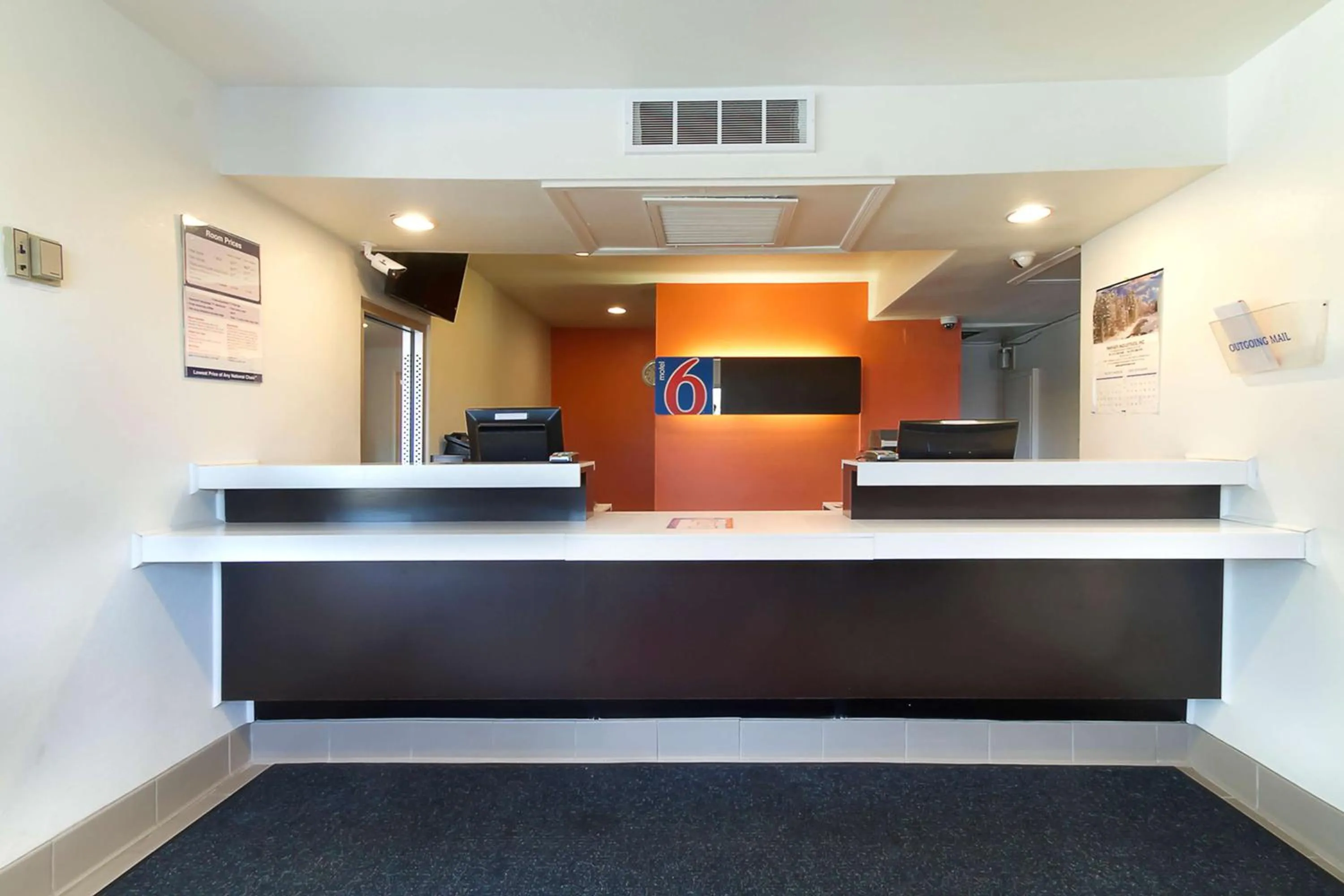 Lobby or reception in Motel 6 Capitol Heights, MD - Washington