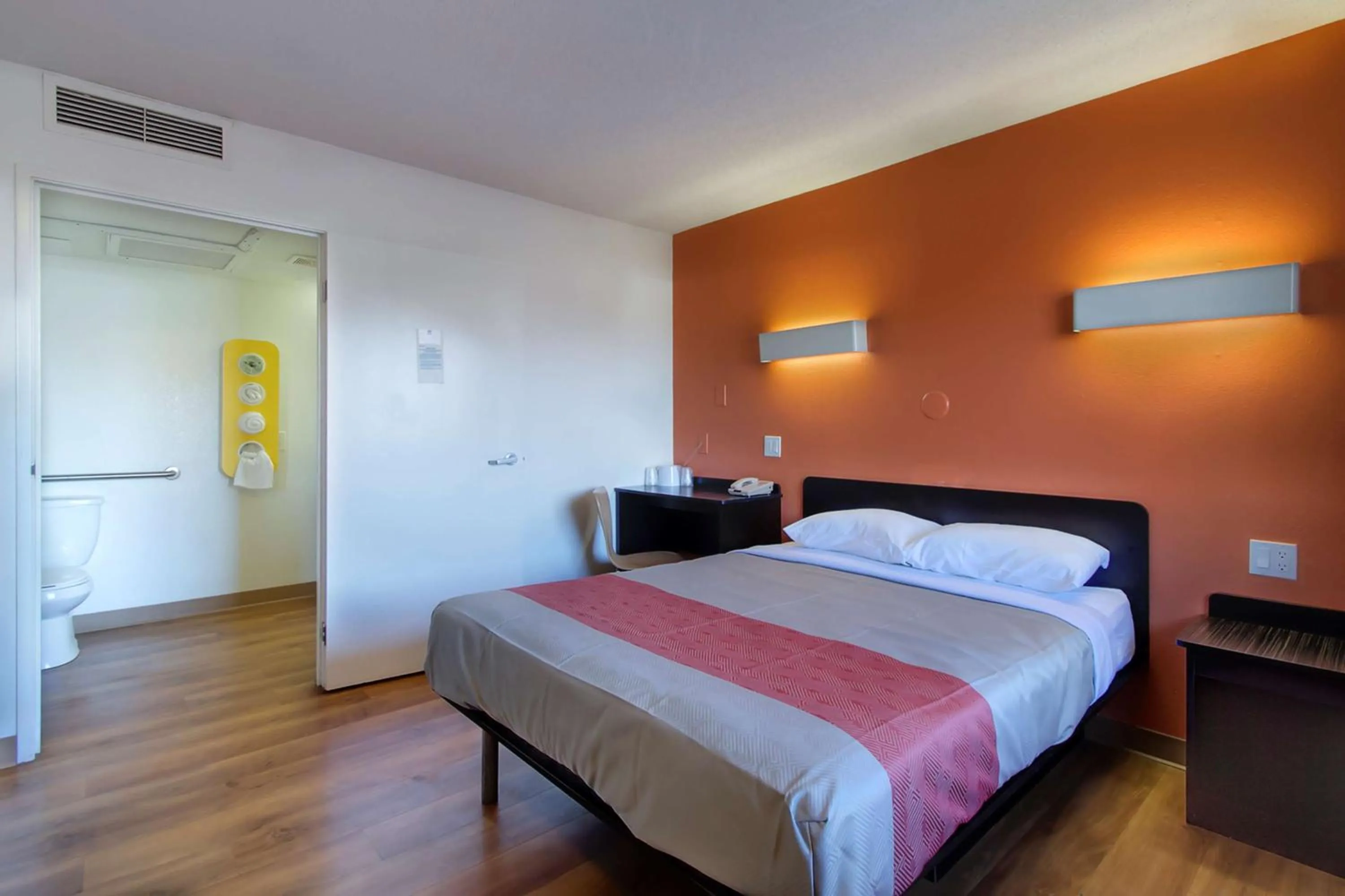 Photo of the whole room, Bed in Motel 6 Capitol Heights, MD - Washington