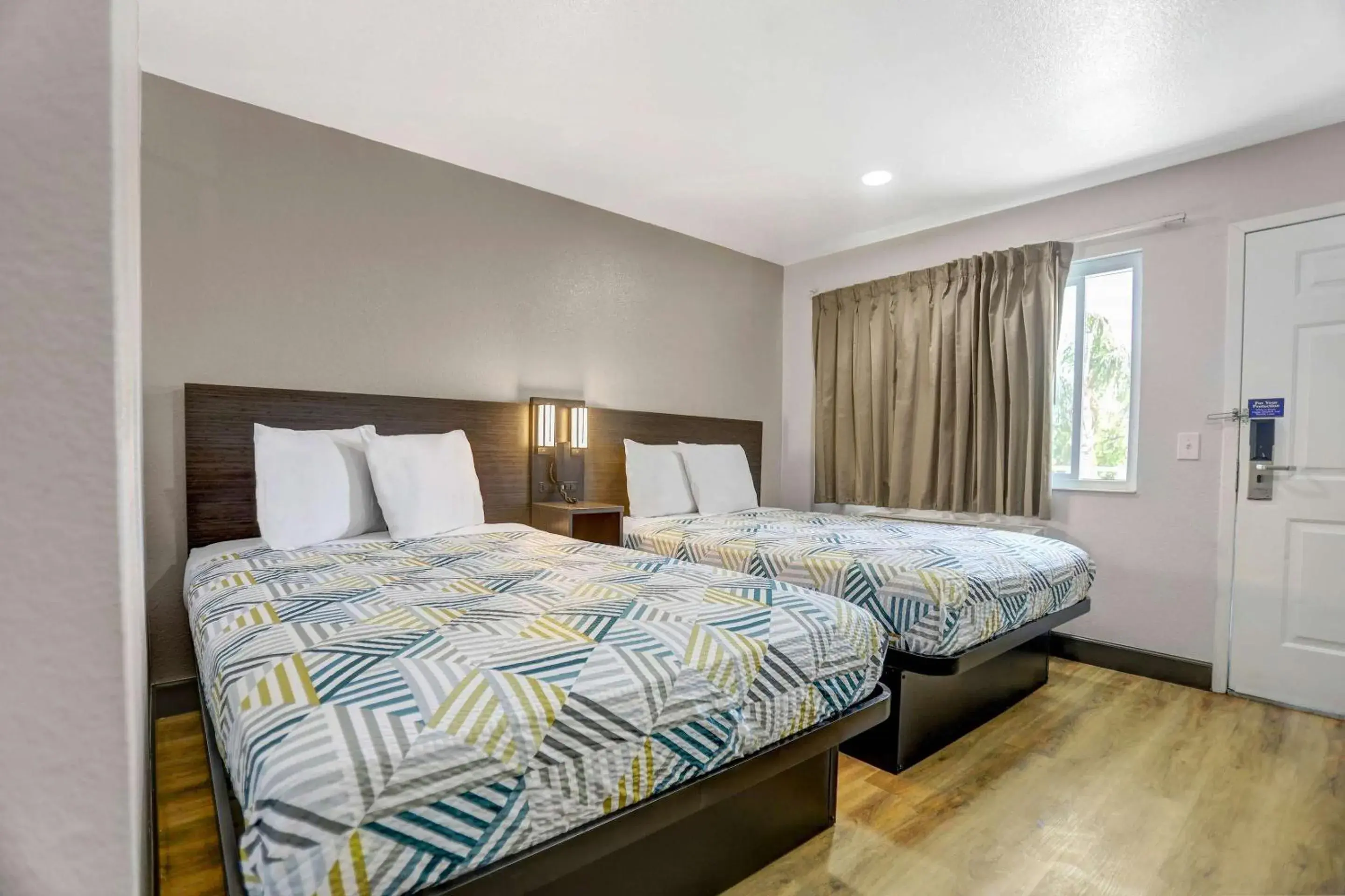 Deluxe Quadruple Room - single occupancy - Smoking in Motel 6-San Bernardino, CA - North Deluxe Quadruple Room - single occupancy - Smoking in Motel 6-San Bernardino, CA - North