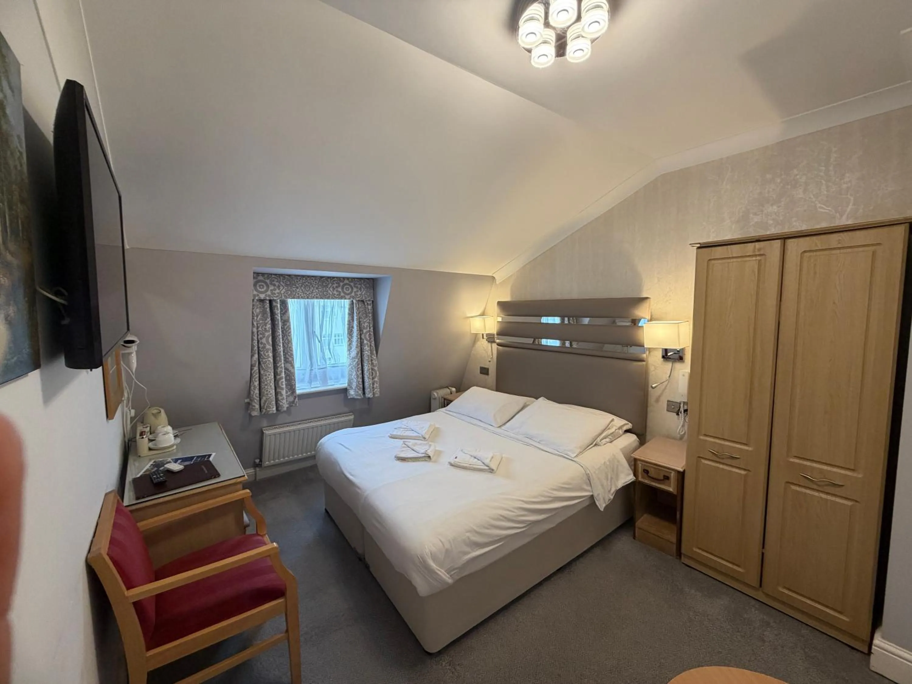 Bedroom, Bed in Admiral Hotel at Park Avenue