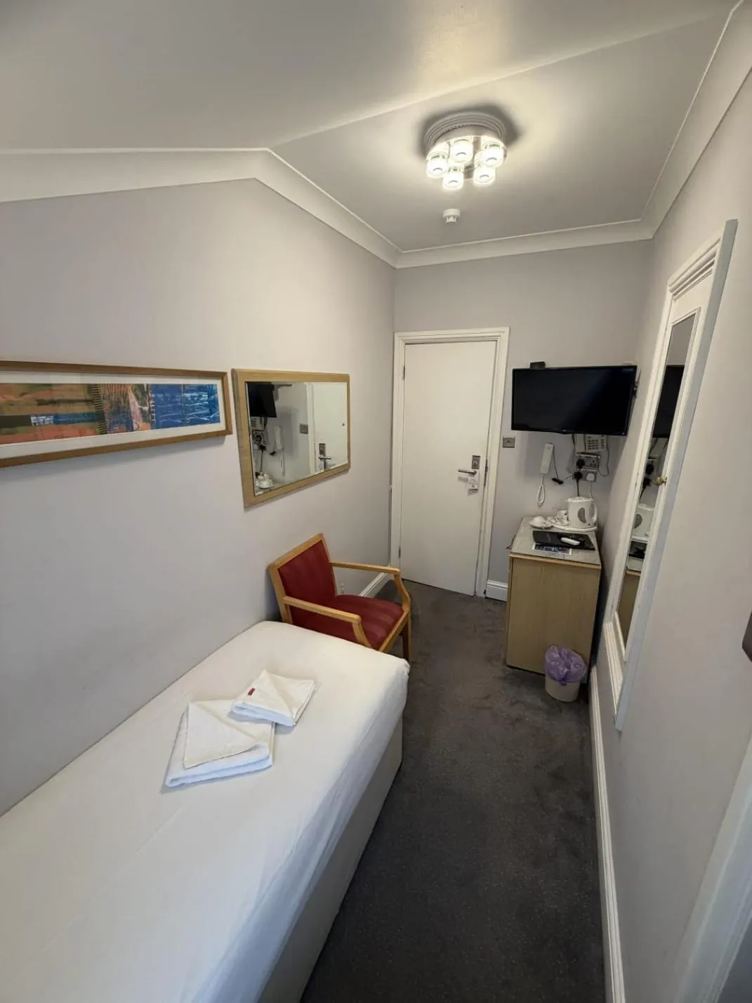 TV and multimedia, Bed in Admiral Hotel at Park Avenue