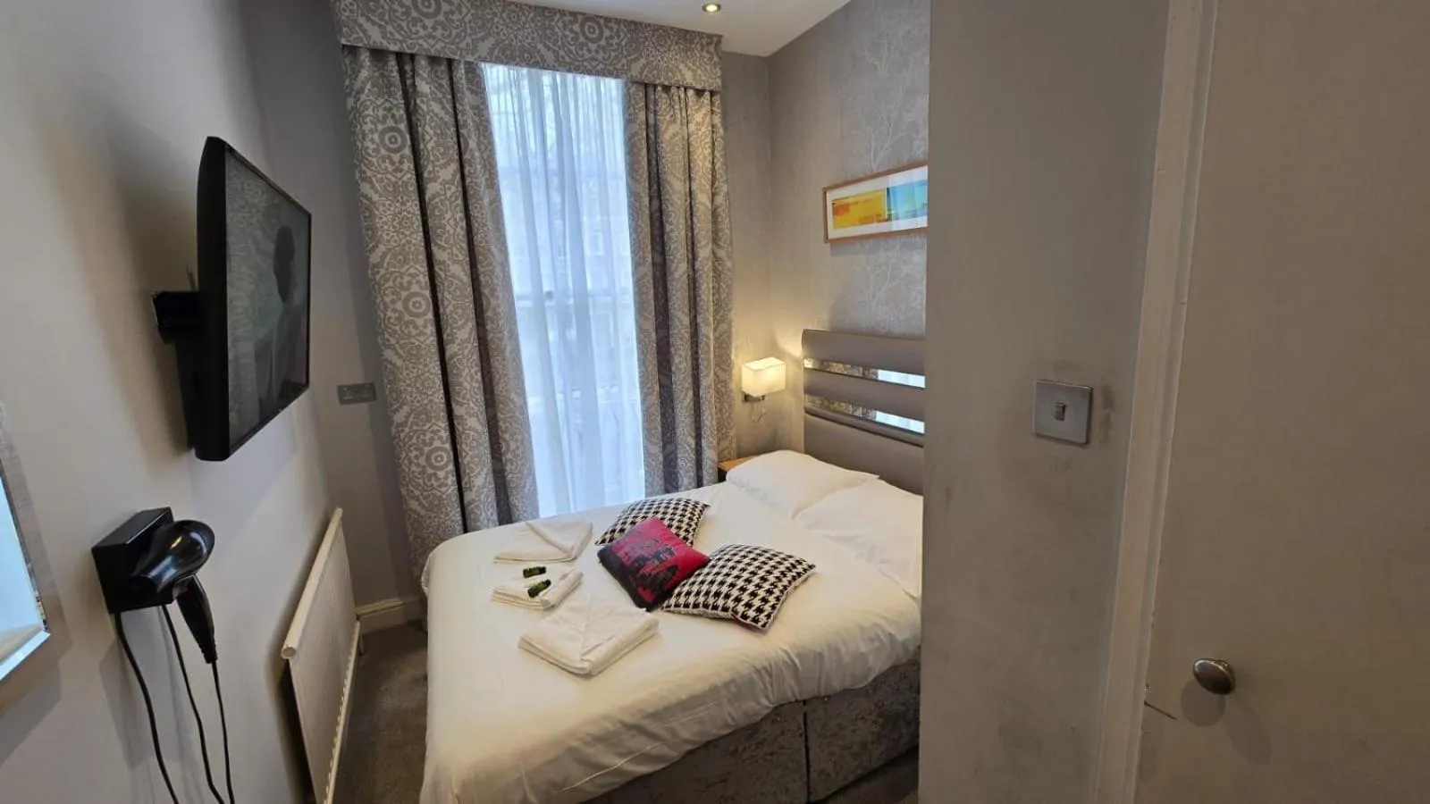 TV and multimedia, Bed in Admiral Hotel at Park Avenue