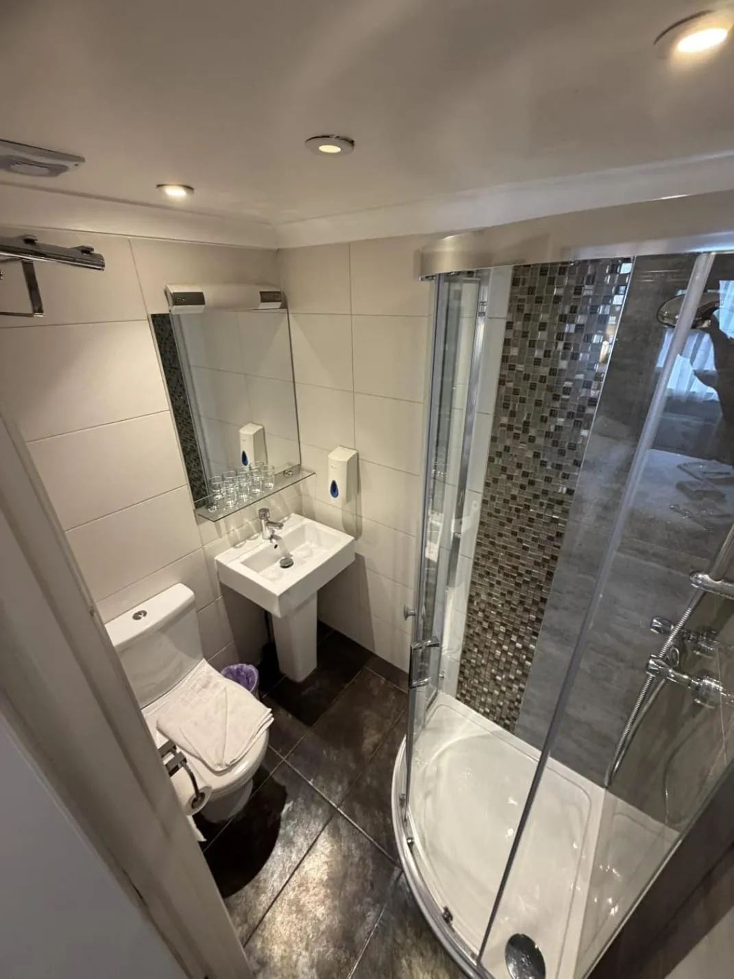 Shower in Admiral Hotel at Park Avenue