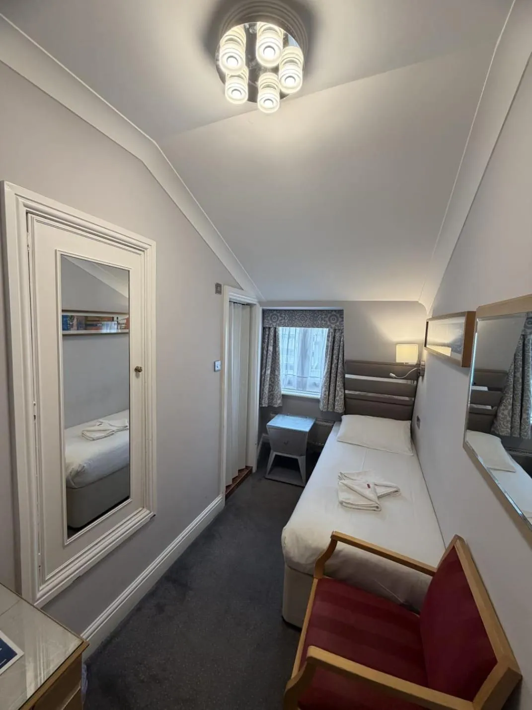 Bedroom, Bed in Admiral Hotel at Park Avenue