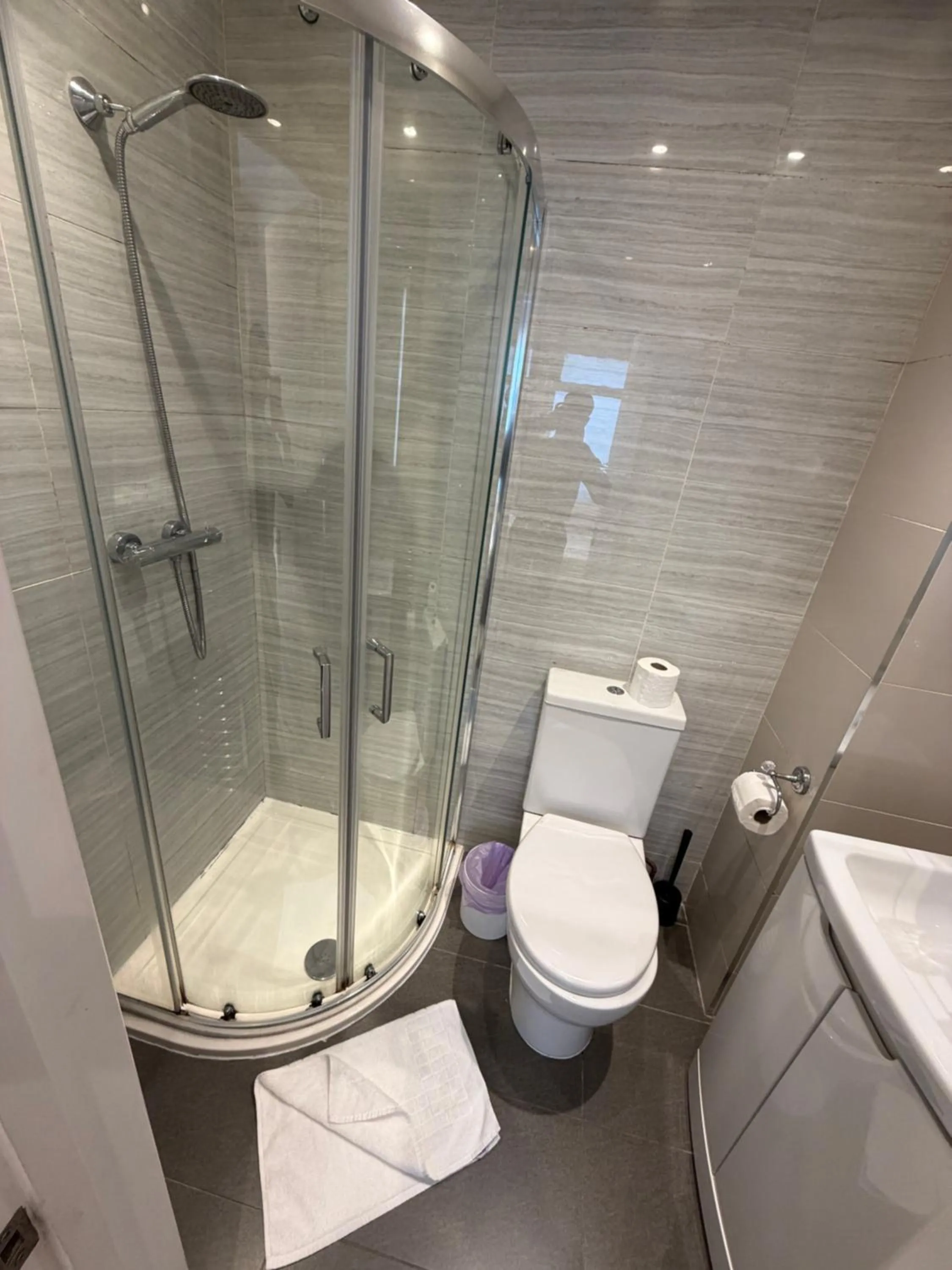 Shower in Admiral Hotel at Park Avenue