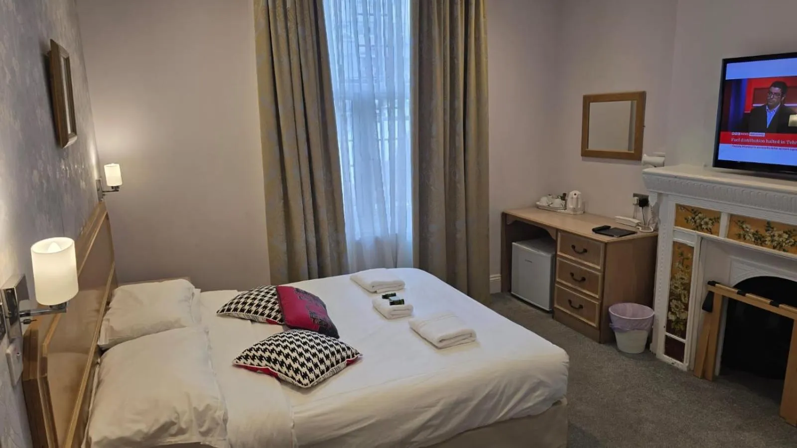 TV and multimedia, Bed in Admiral Hotel at Park Avenue