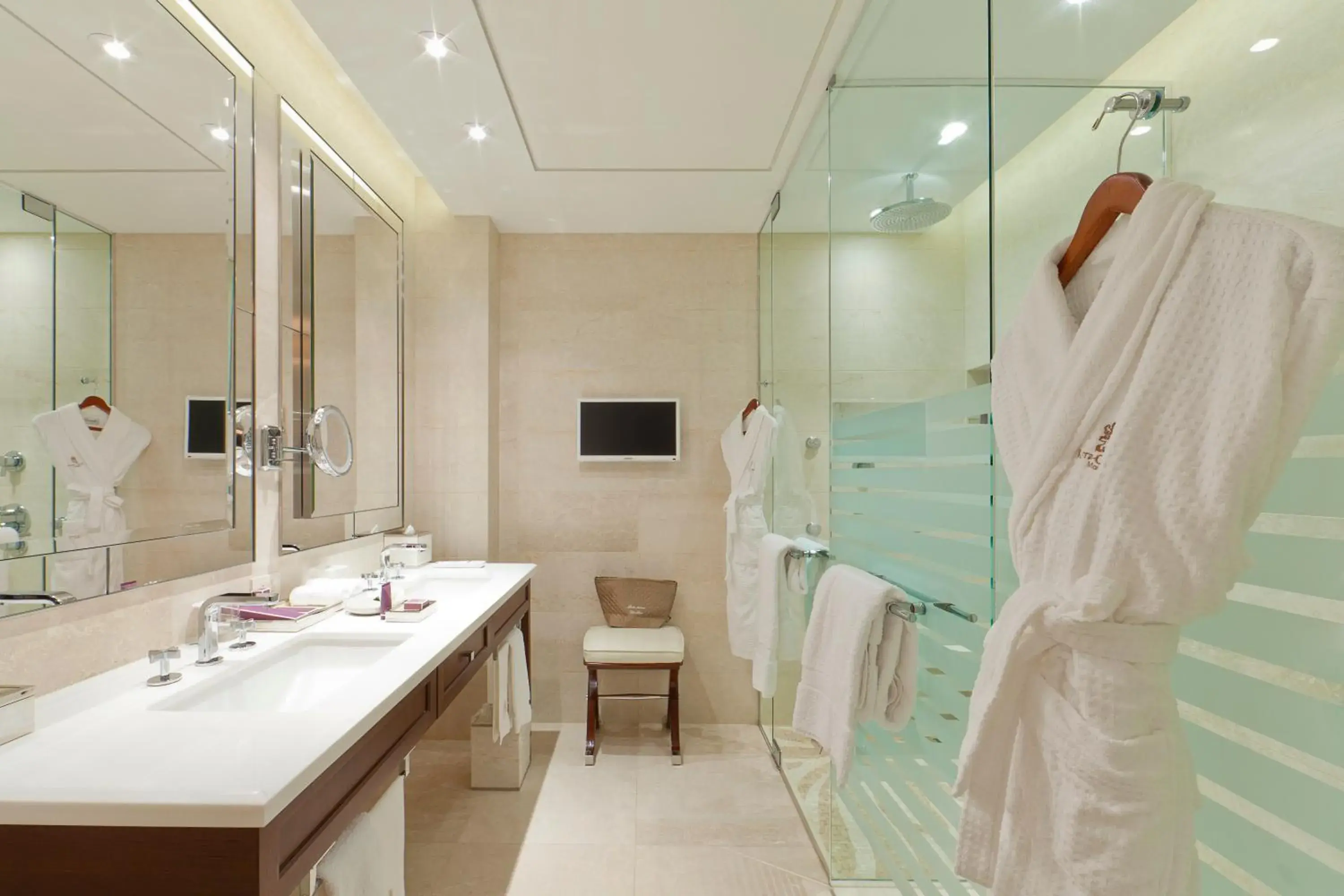 Deluxe King Room - Non-Smoking in The Ritz-Carlton, Montreal Deluxe King Room - Non-Smoking in The Ritz-Carlton, Montreal