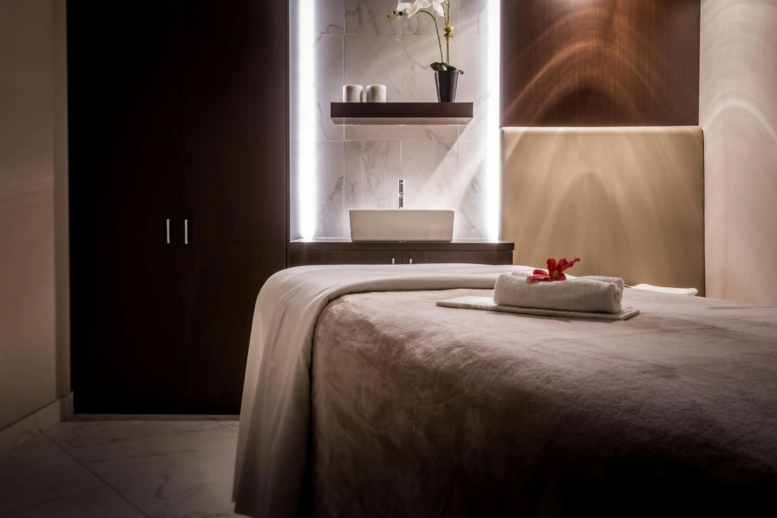 Spa and wellness centre/facilities, Bed in The Ritz-Carlton, Montreal