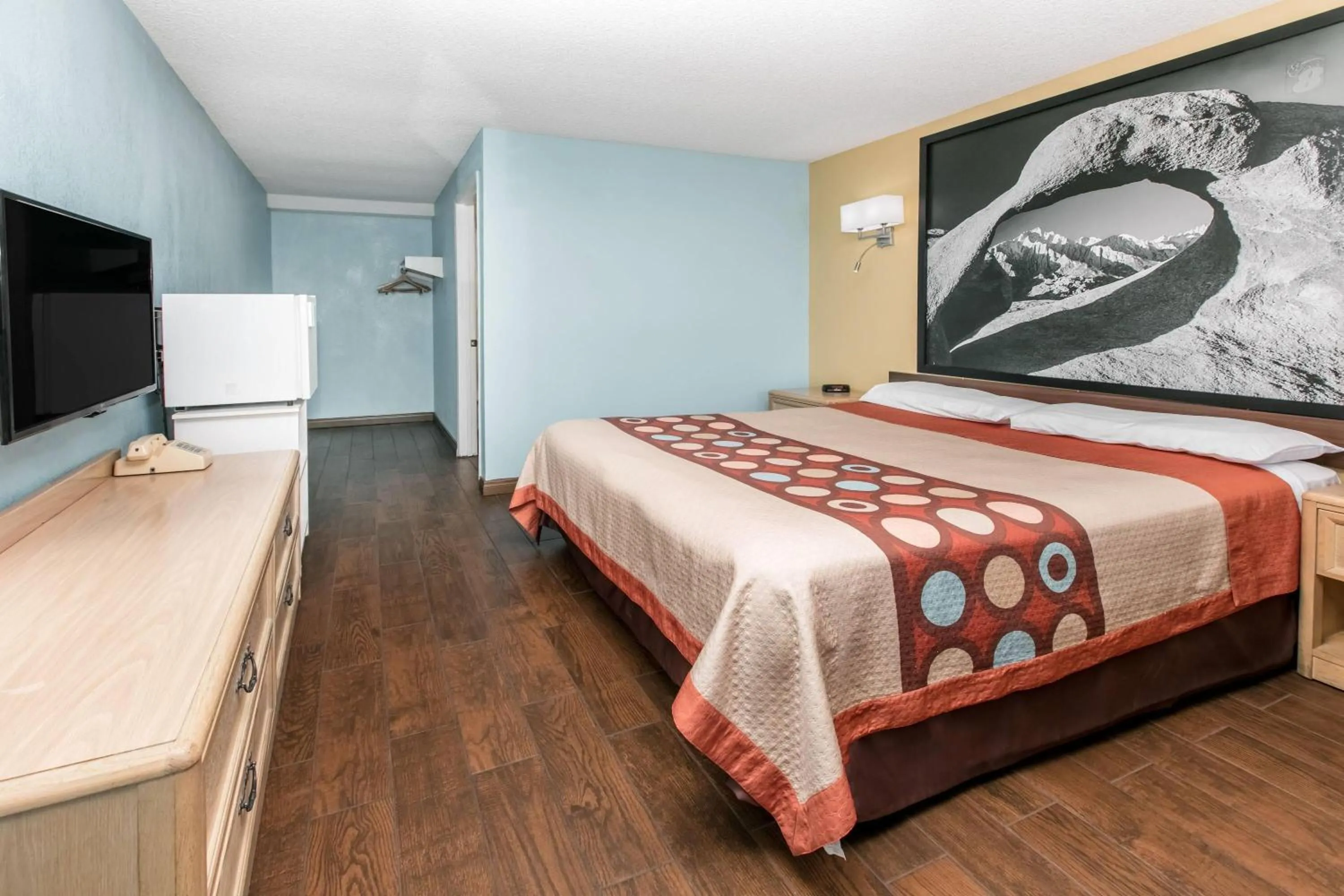 Photo of the whole room, Bed in Super 8 by Wyndham Bishop