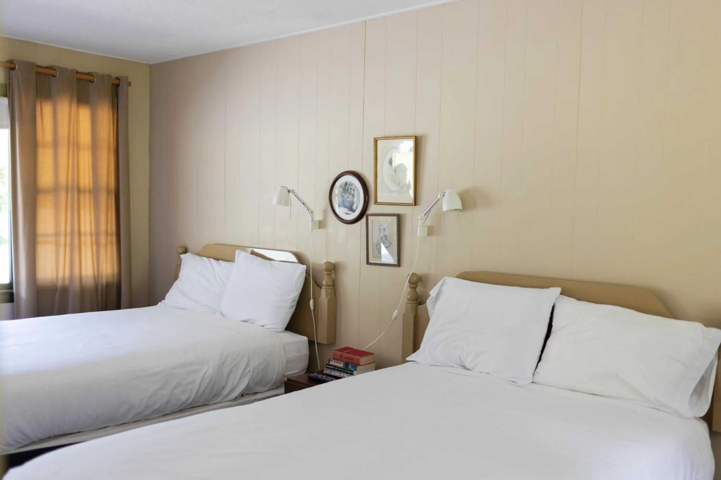 Bedroom, Bed in The Little Lion