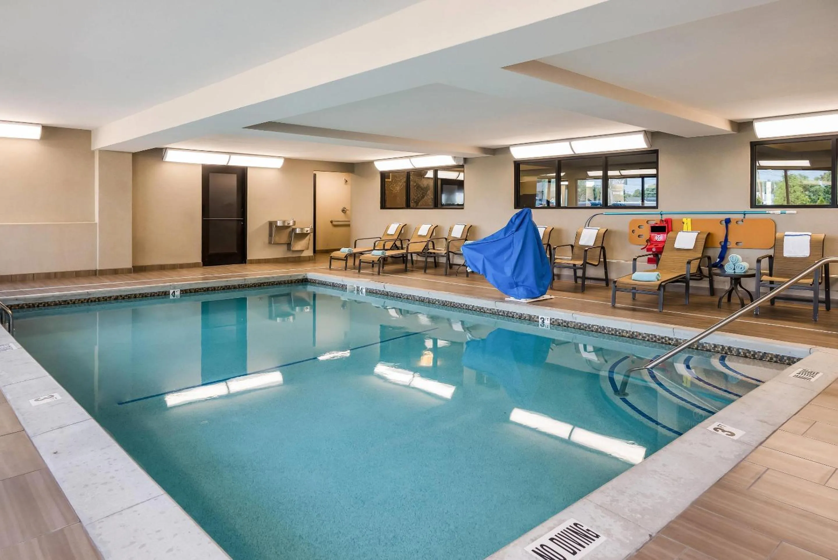 Swimming pool in Country Inn & Suites by Radisson, Grandville-Grand Rapids West, MI