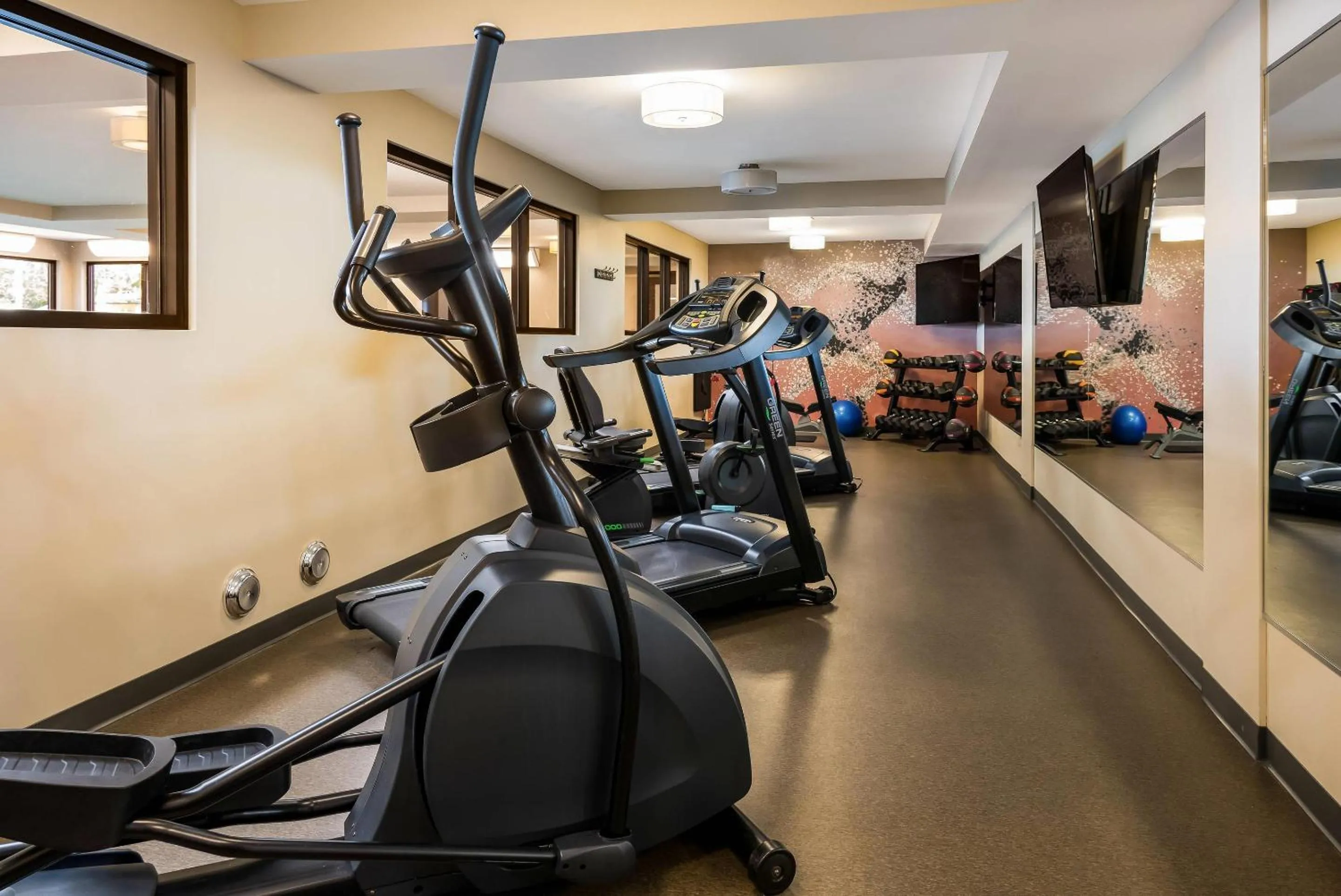 Fitness centre/facilities in Country Inn & Suites by Radisson, Grandville-Grand Rapids West, MI