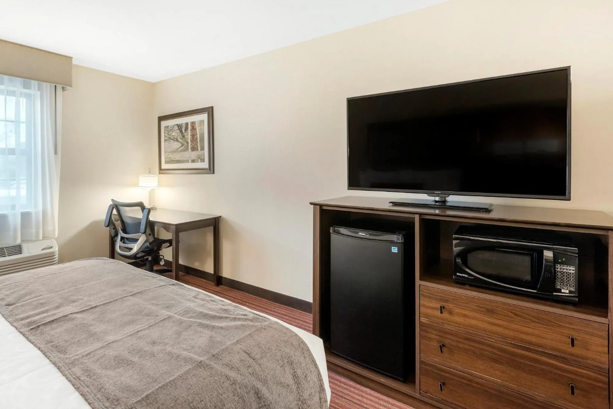TV and multimedia in Country Inn & Suites by Radisson, Grandville-Grand Rapids West, MI