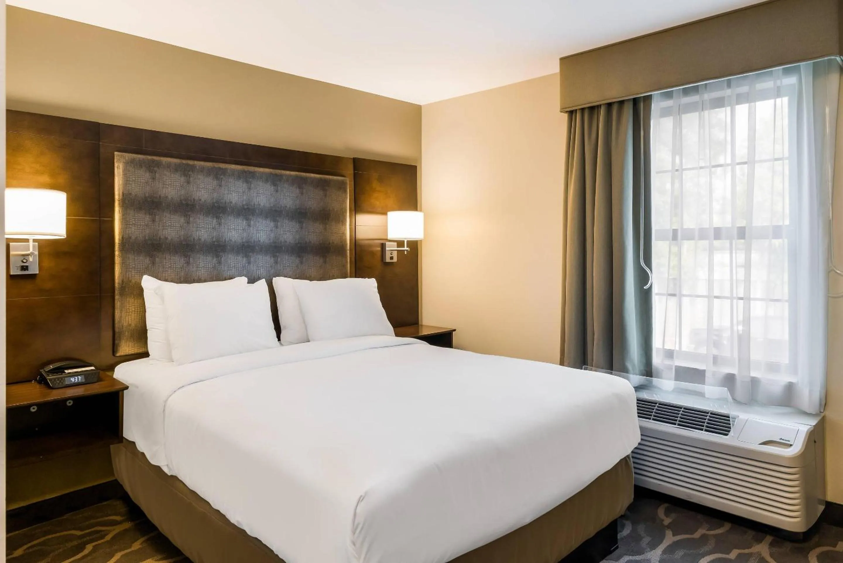 Bedroom in Country Inn & Suites by Radisson, Grandville-Grand Rapids West, MI