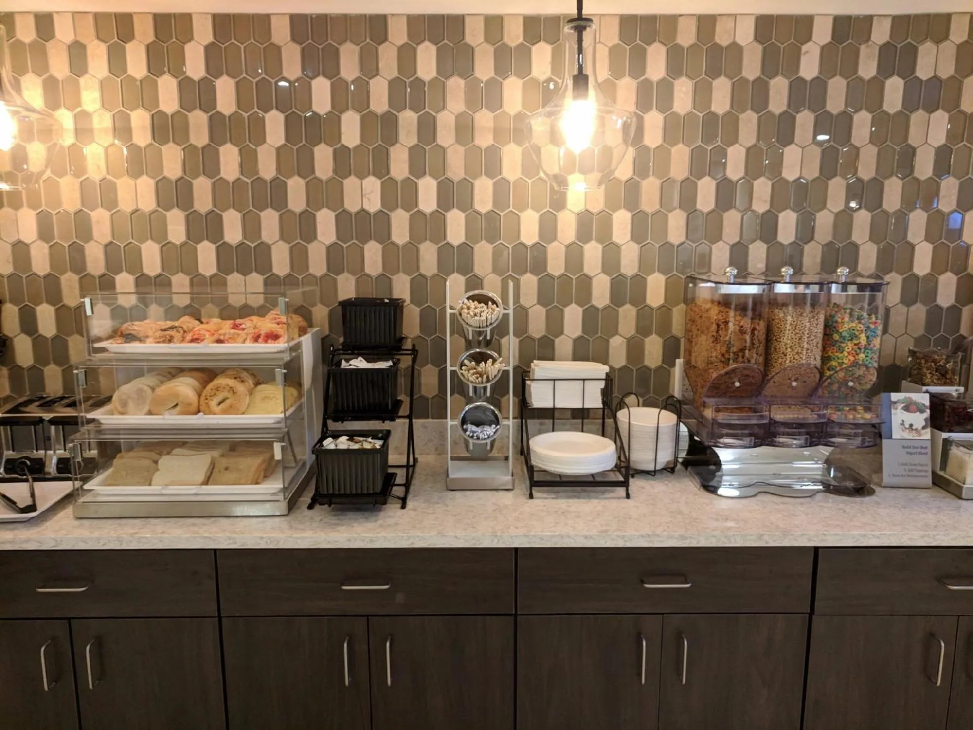 Breakfast in Country Inn & Suites by Radisson, Grandville-Grand Rapids West, MI