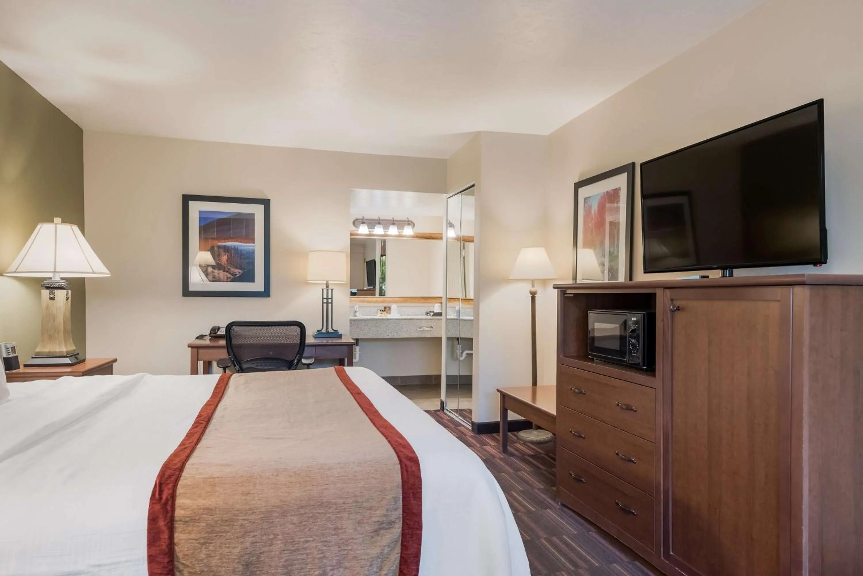 Bedroom in Best Western Town and Country Inn