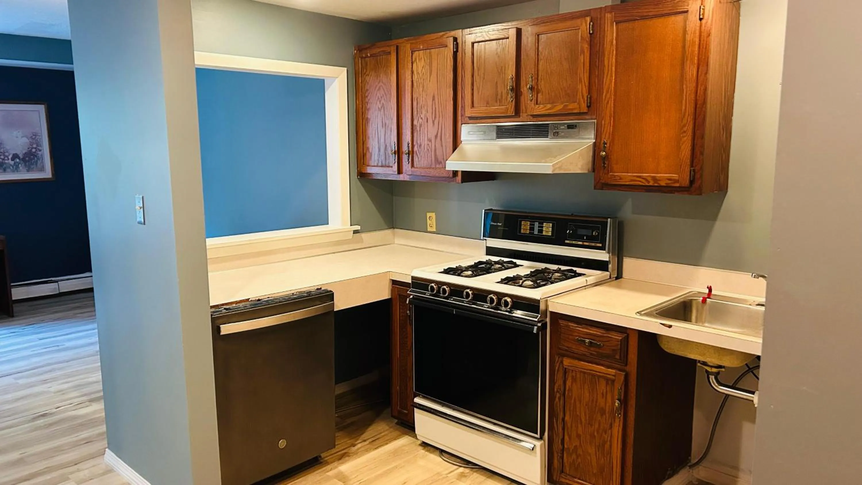 Kitchen or kitchenette in Capital O Swan Inn Comstock Park