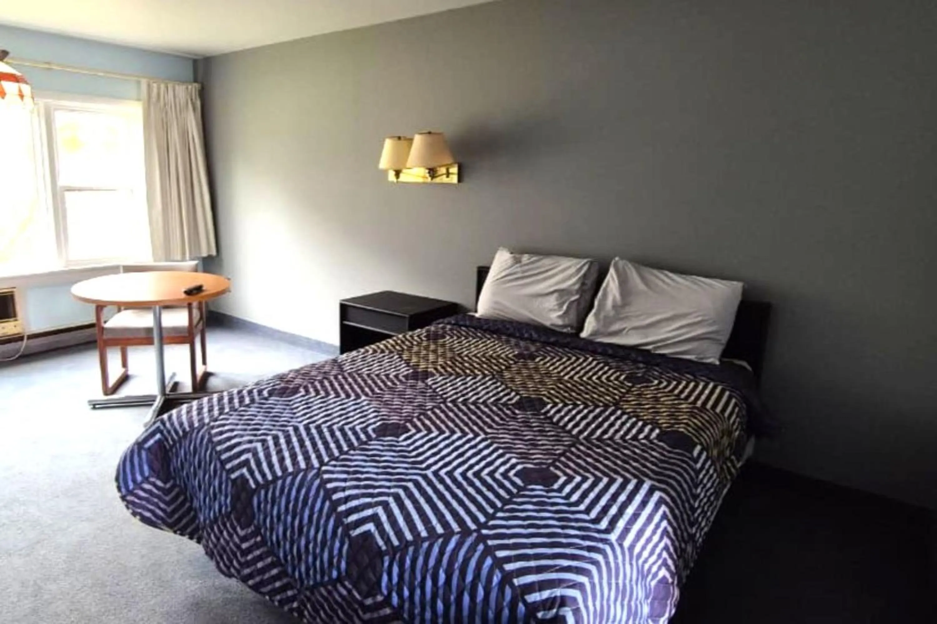 Bedroom, Bed in Capital O Swan Inn Comstock Park