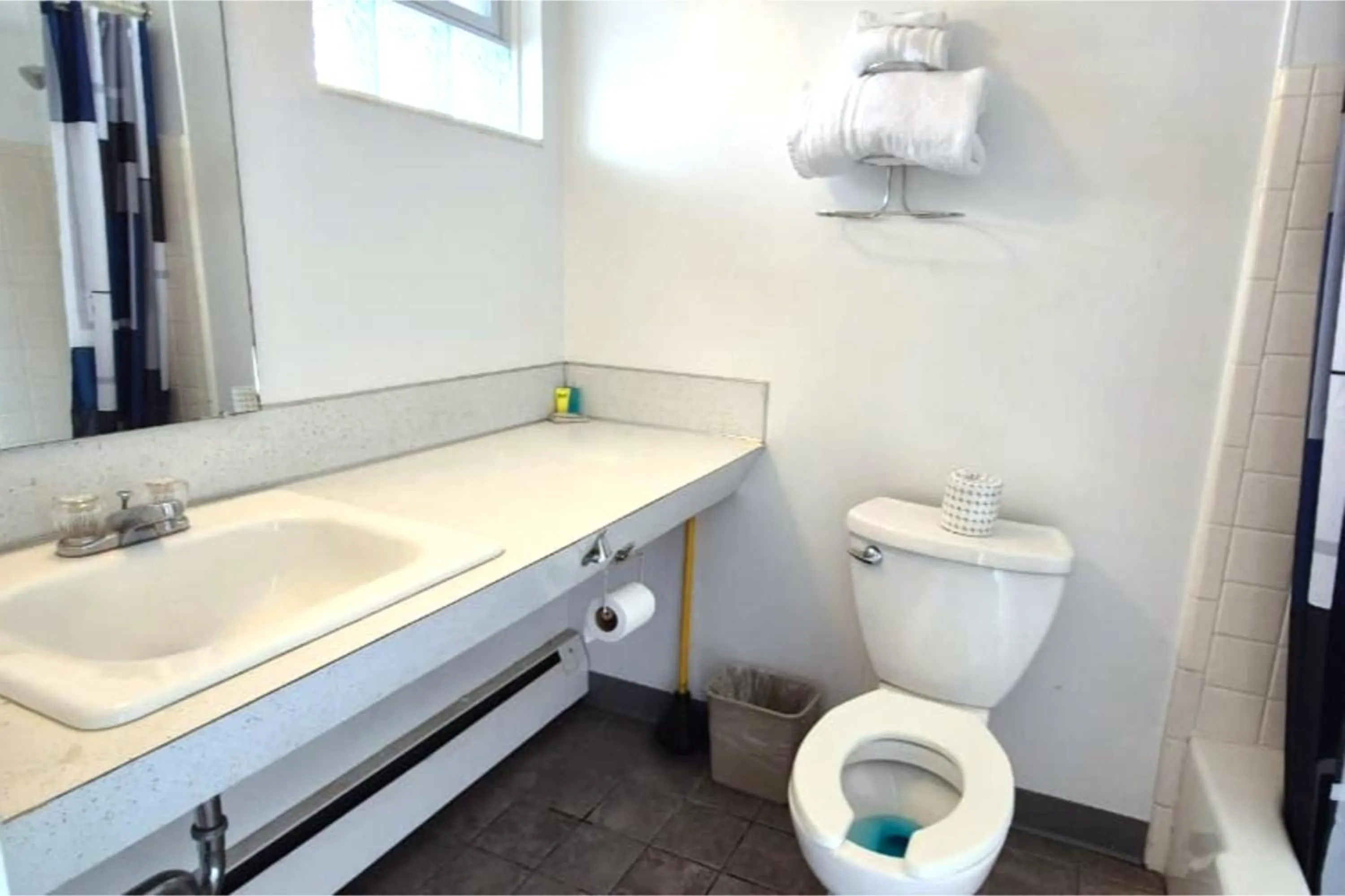 Bathroom in Capital O Swan Inn Comstock Park