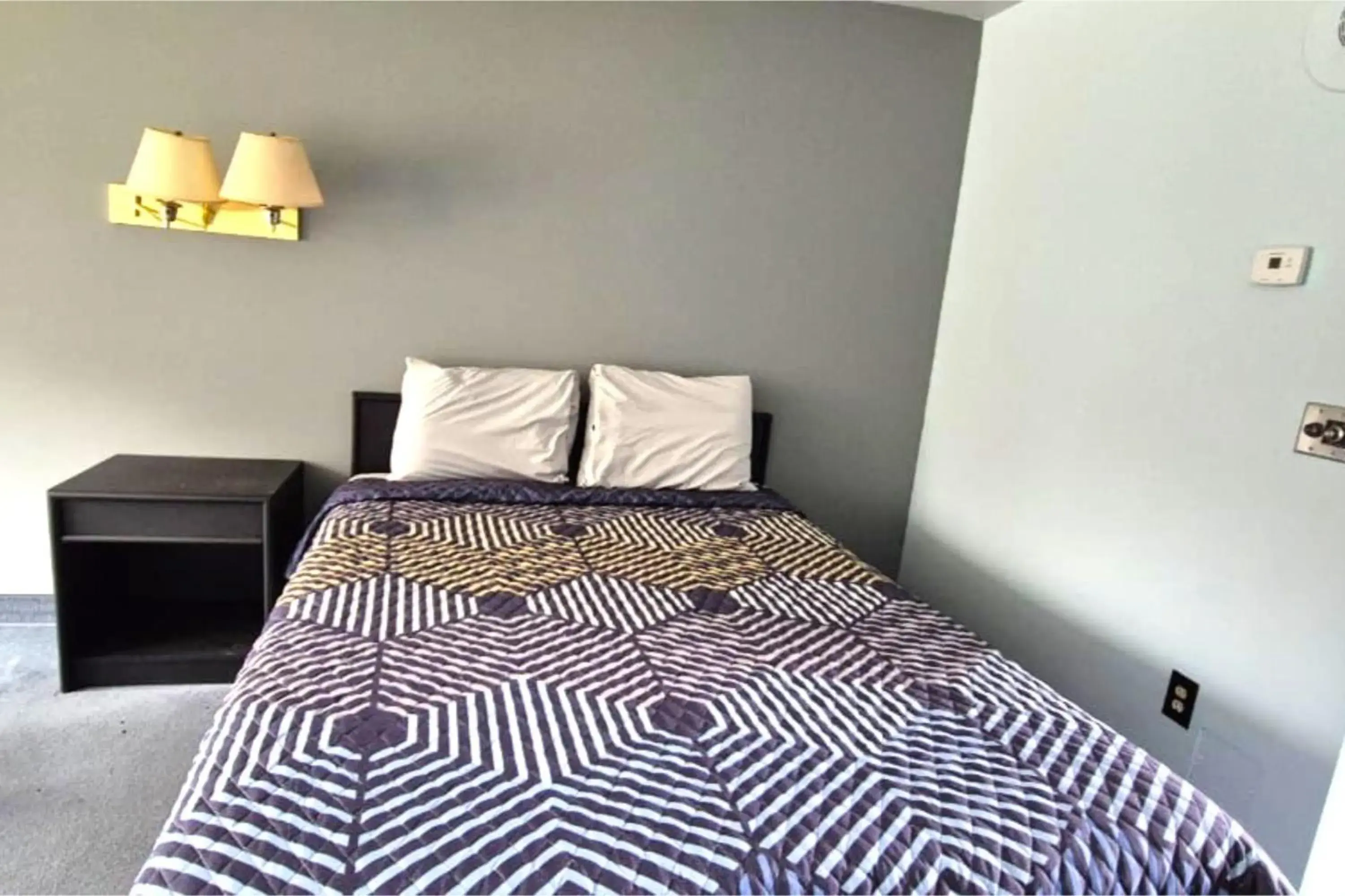 Queen Bed Non-Smoking in Capital O Swan Inn Comstock Park Queen Bed Non-Smoking in Capital O Swan Inn Comstock Park