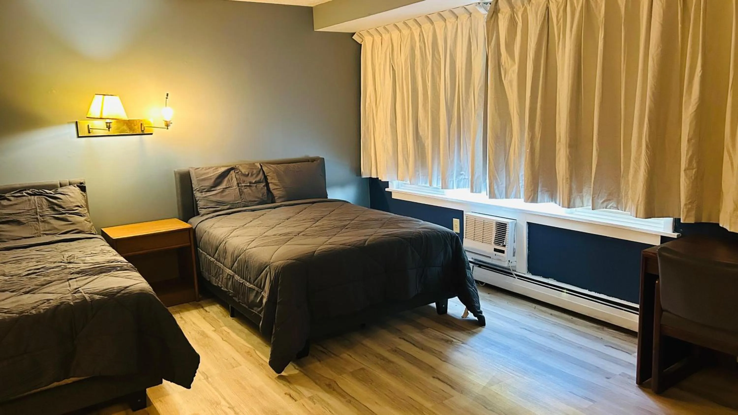 Bedroom, Bed in Capital O Swan Inn Comstock Park