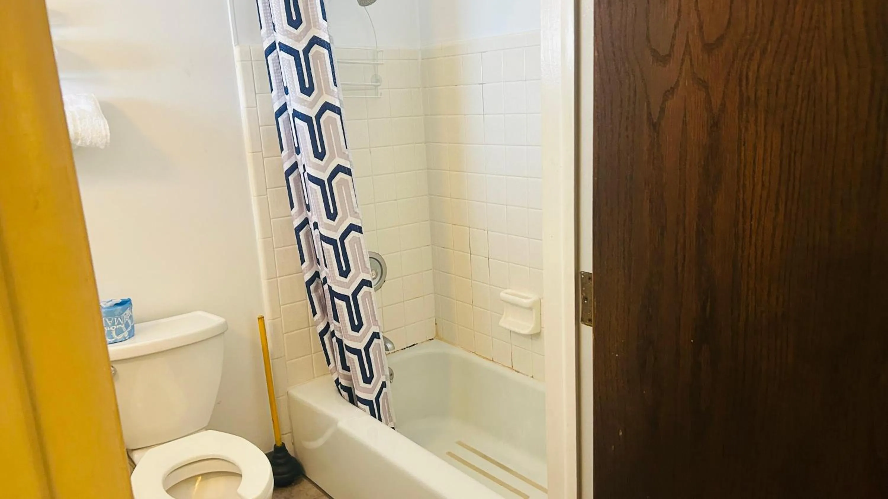 Bathroom in Capital O Swan Inn Comstock Park