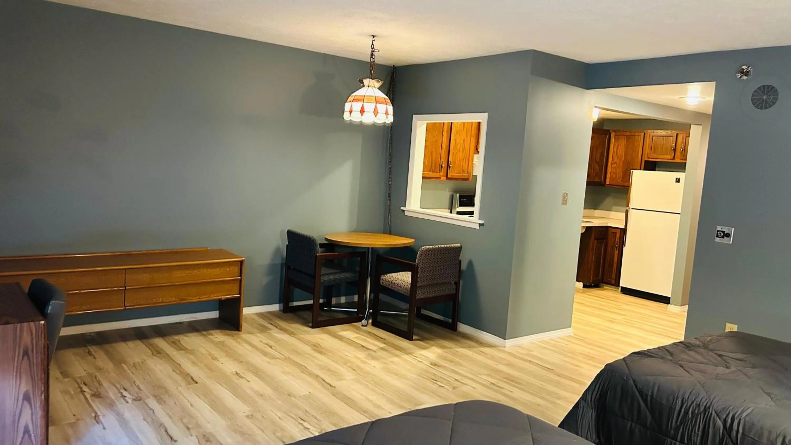 Dining area, Bed in Capital O Swan Inn Comstock Park