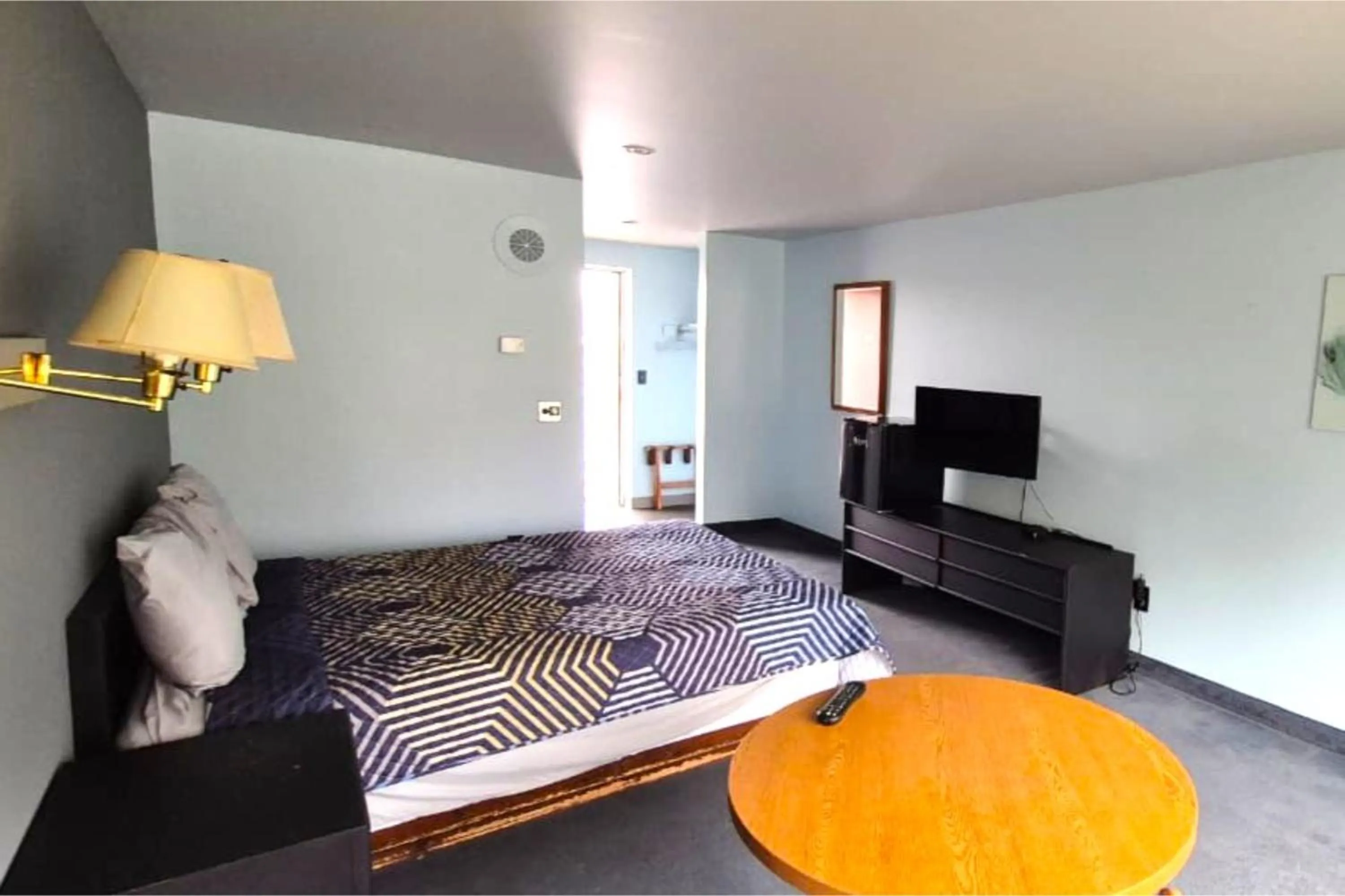 Bedroom, Bed in Capital O Swan Inn Comstock Park