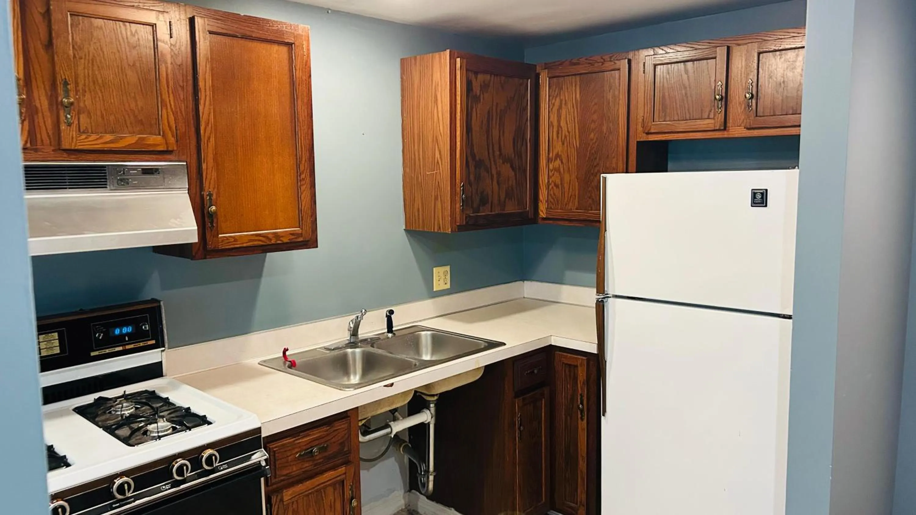 Kitchen or kitchenette in Capital O Swan Inn Comstock Park