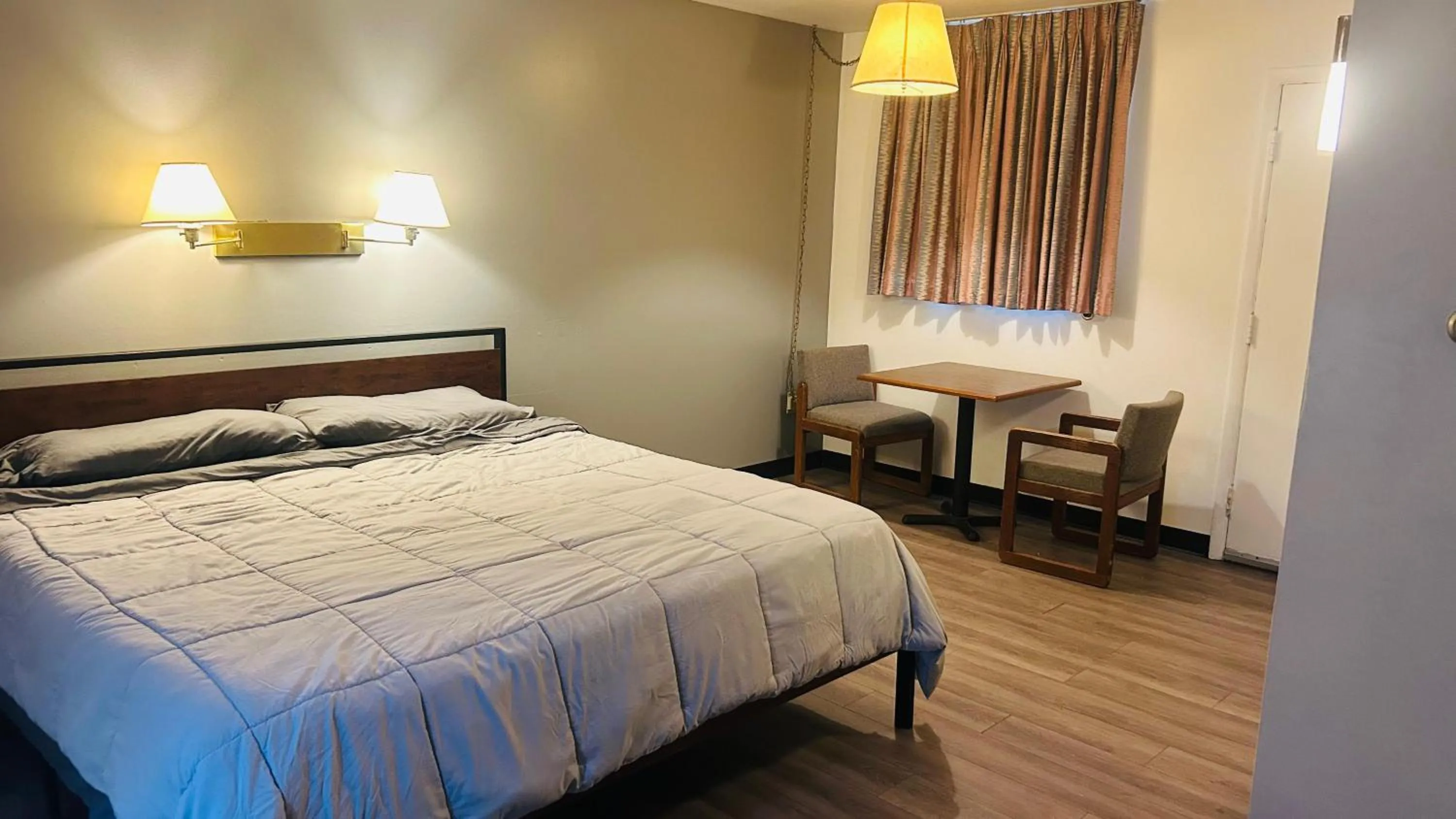 Bedroom, Bed in Capital O Swan Inn Comstock Park