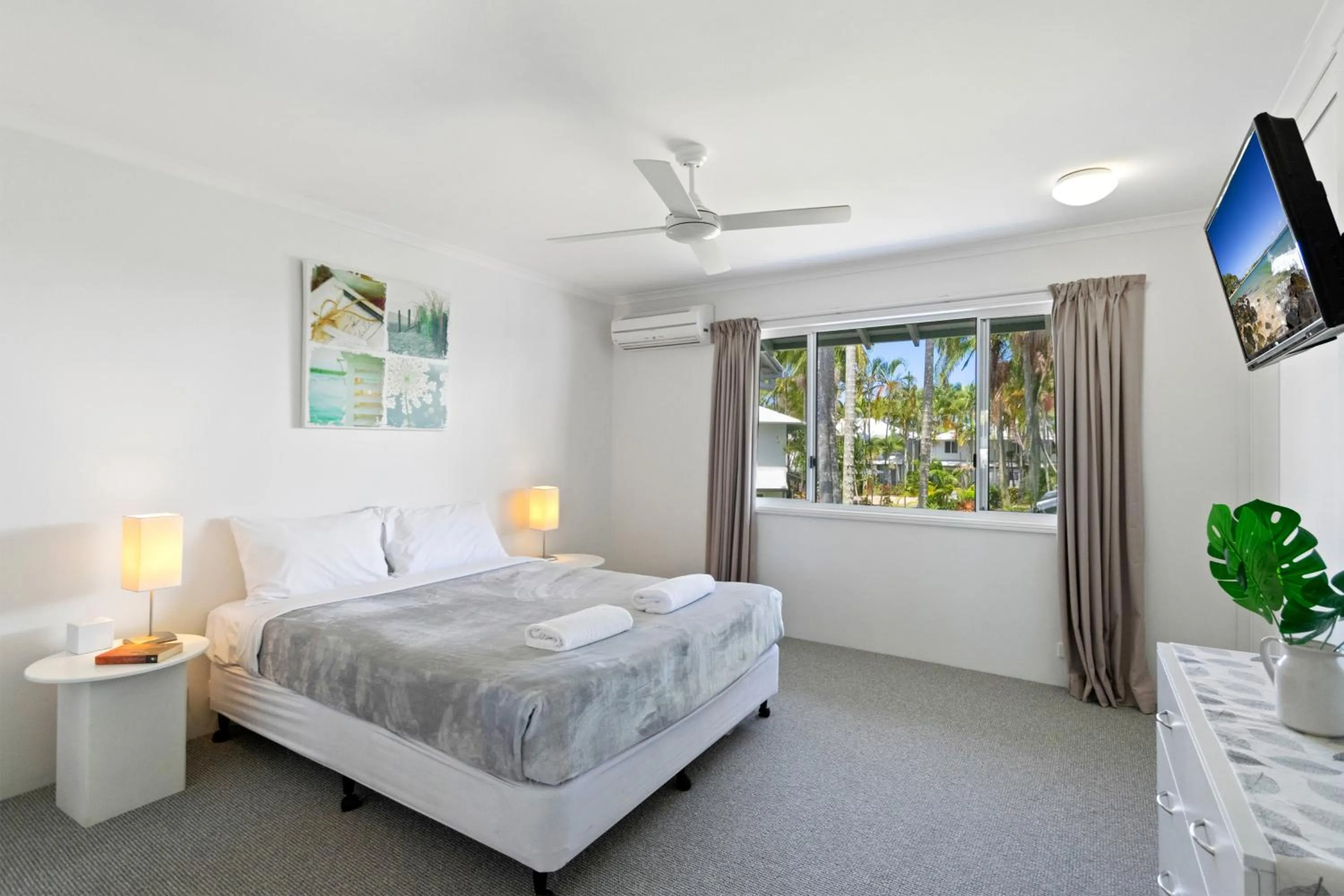 Bedroom, Bed in Coco Bay Resort