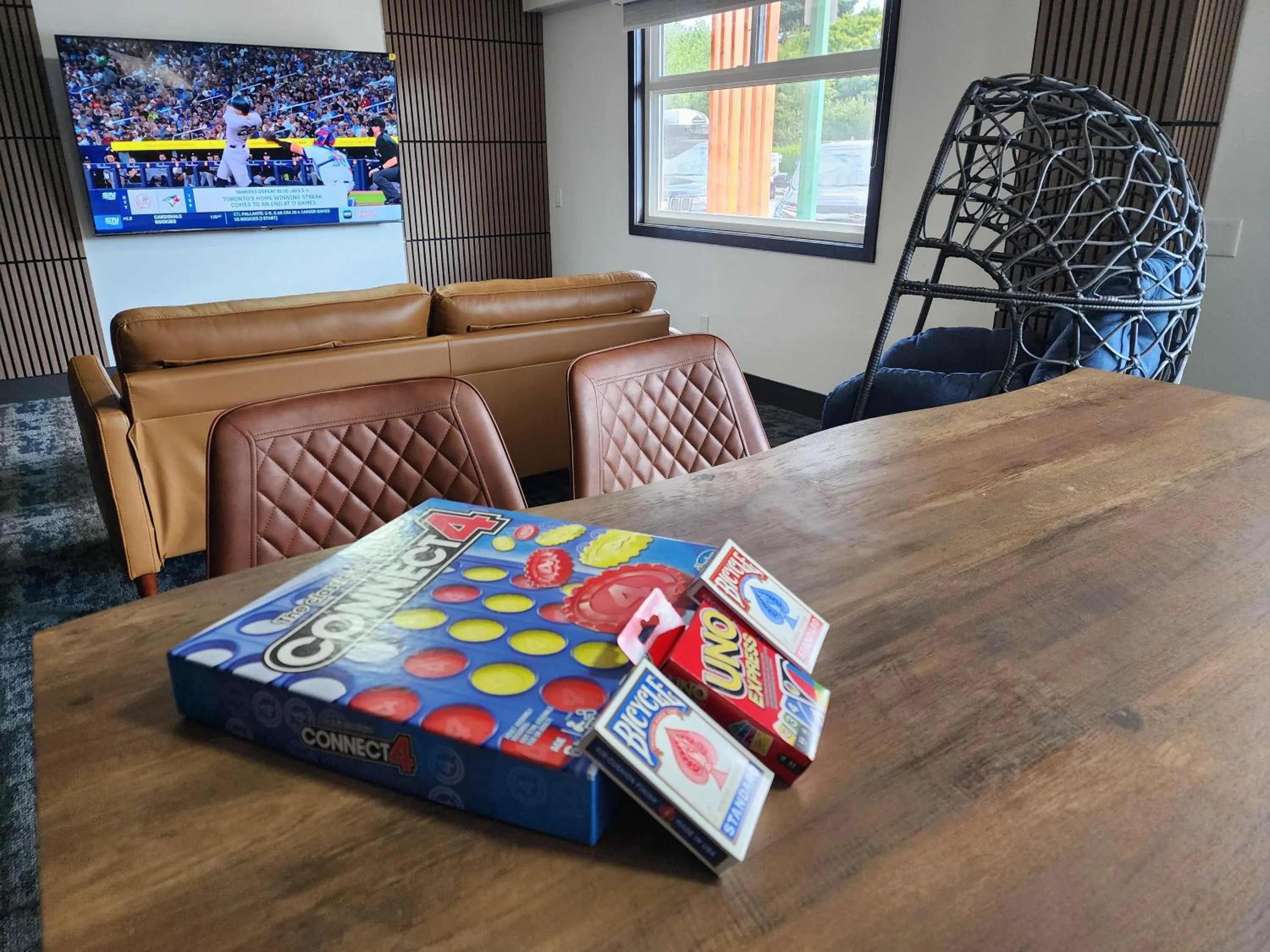 Communal lounge/ TV room in Inn The Mountains